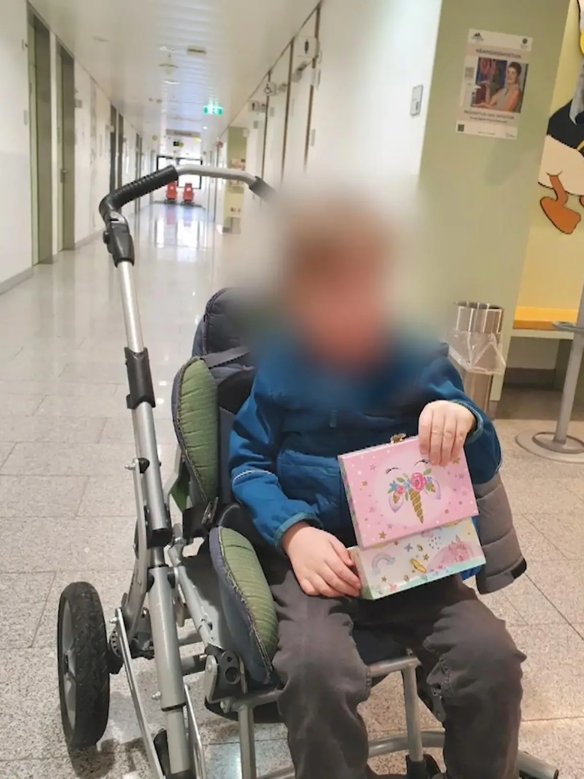 In Sankt Johann in Tirol ist ein sechs Jahre alter Junge auf tragische Weise ums Leben gekommen. Das Kind, das einen Gendefekt hatte, ist am frühen Sonntagmorgen mit seinem Vater unterwegs. Ein Unbekannter überfällt den 37-jährigen Deutschen. Leon bleibt allein im Kinderwagen und stürzt in einen Fluss.