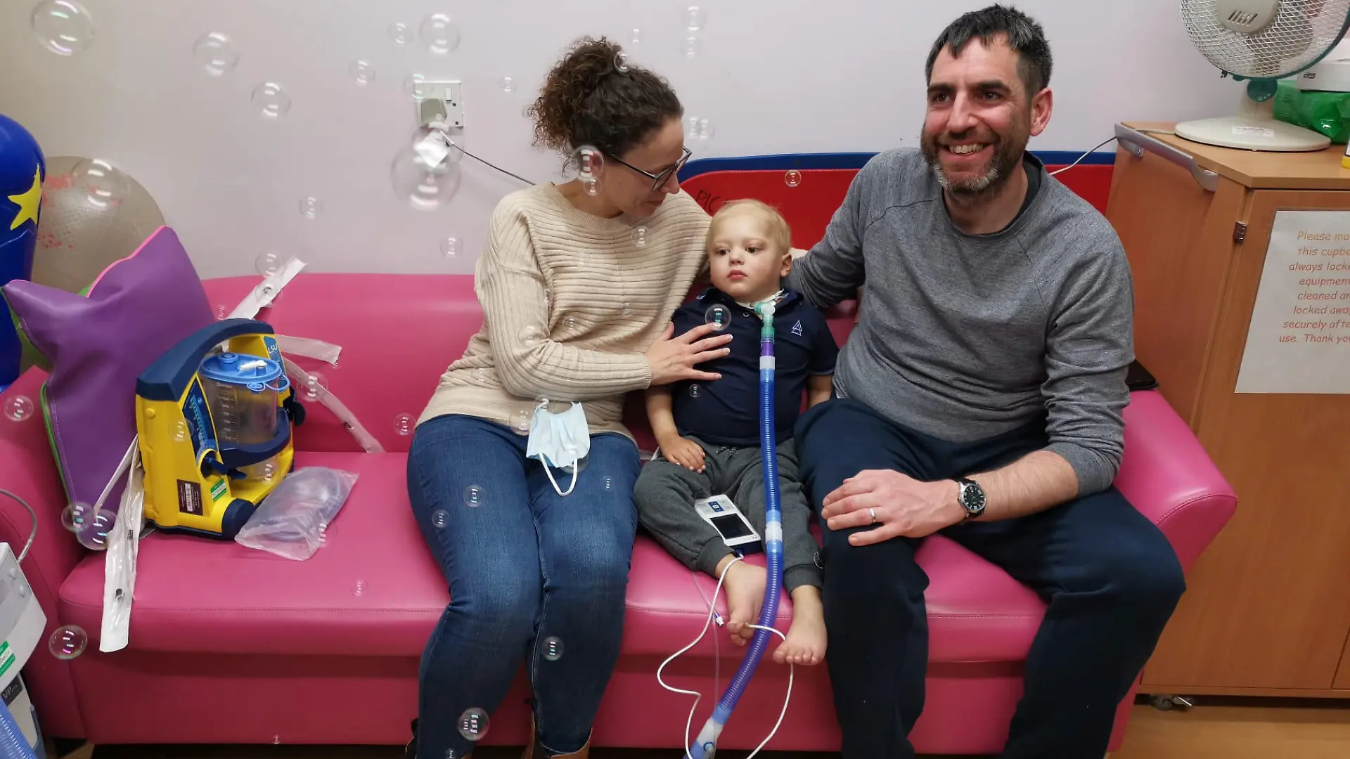 SONDERKONDITIONEN: Satzpreis!
Sebastian Nunney with parents Lindsay and Gregg in October 2020. See SWNS story SWLScancer. A six-year-old boy is battling a rare cancer after bungling medics dismissed his symptoms as behavioral problems. Sebastian Nunney was diagnosed with a rare type of childhood cancer after going to the hospital with agonising ear ache. His mother Lindsay, was initially told he was suffering from an ear infection or his distress could be due to his behavior. Doctors finally discovered a mass in his /// weeks later and a series of tests revealed it was actually neuroblastoma. / action press