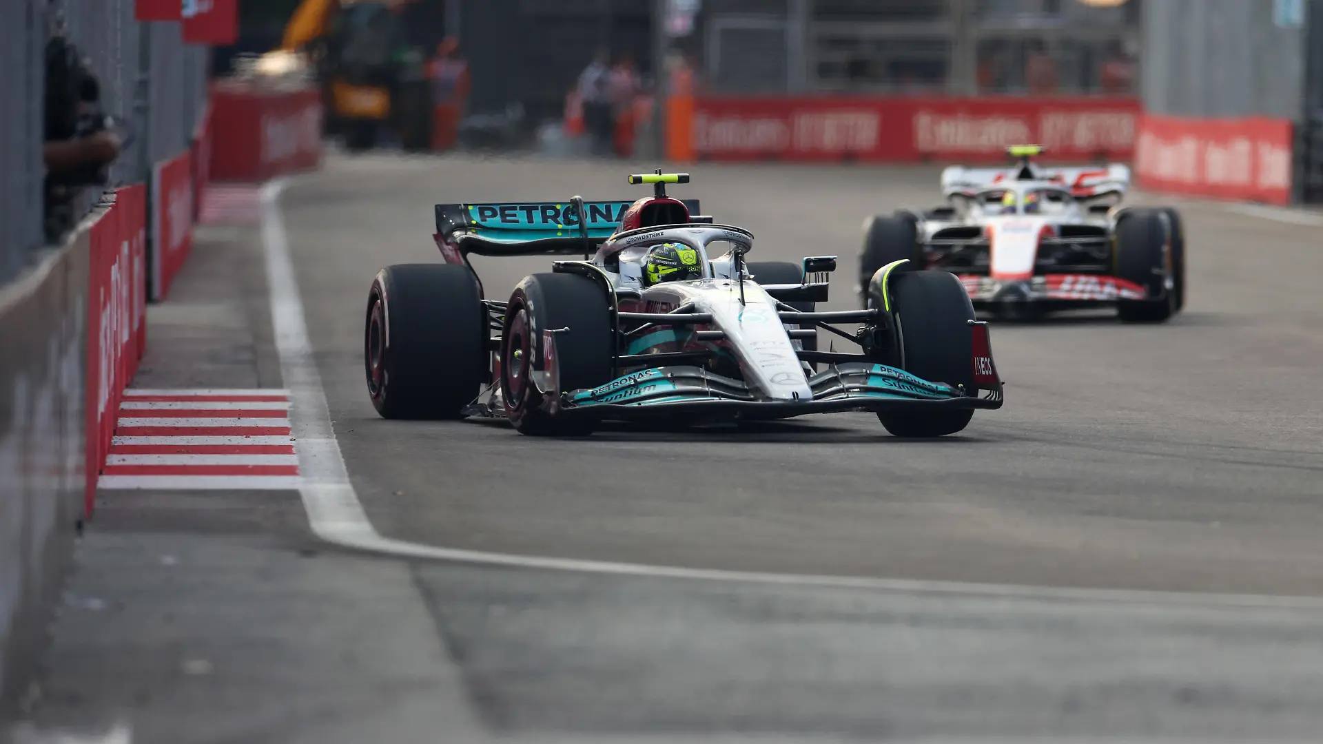 Formula 1 2022: Singapore GP MARINA BAY STREET CIRCUIT, SINGAPORE - SEPTEMBER 30: Sir Lewis Hamilton, Mercedes W13, leads Mick Schumacher, Haas VF-22 during the Singapore GP at Marina Bay Street Circuit on Friday September 30, 2022 in Singapore, Singapore. Photo by Lionel Ng / Sutton Images Images PUBLICATIONxINxGERxSUIxAUTxHUNxONLY F12217_171847LN3_1576