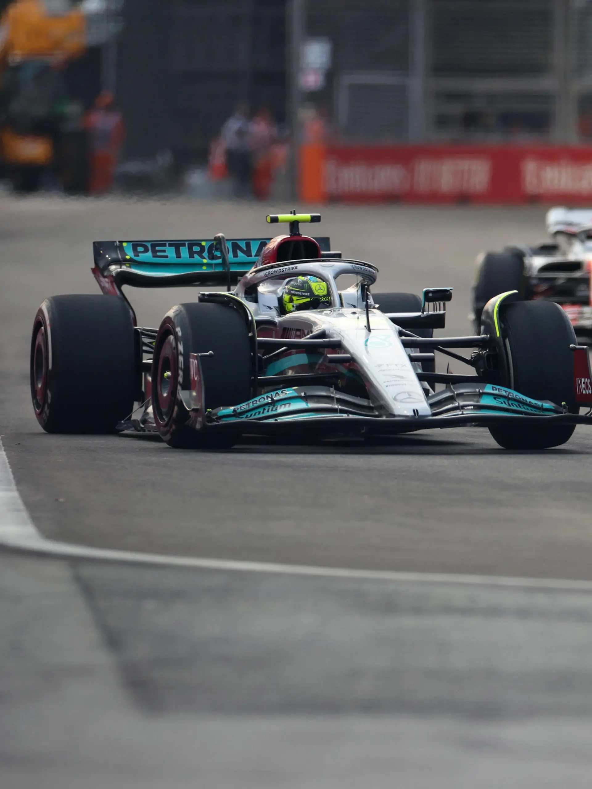 Formula 1 2022: Singapore GP MARINA BAY STREET CIRCUIT, SINGAPORE - SEPTEMBER 30: Sir Lewis Hamilton, Mercedes W13, leads Mick Schumacher, Haas VF-22 during the Singapore GP at Marina Bay Street Circuit on Friday September 30, 2022 in Singapore, Singapore. Photo by Lionel Ng / Sutton Images Images PUBLICATIONxINxGERxSUIxAUTxHUNxONLY F12217_171847LN3_1576 