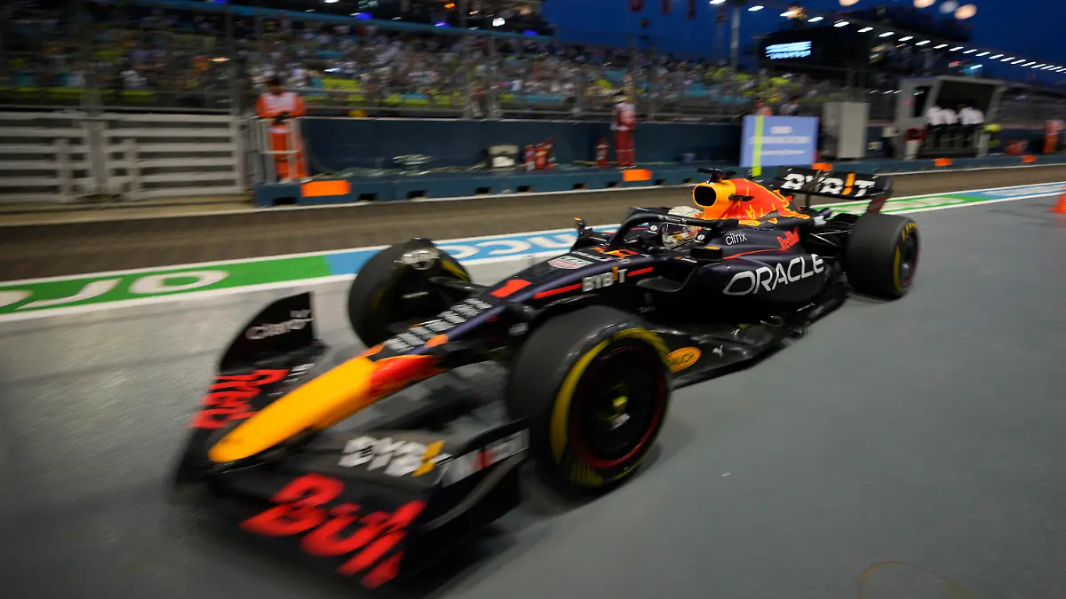 30.09.2022, Singapur, Singapore: Motorsport: Formel-1-Weltmeisterschaft, Grand Prix von Singapur, Training. Red-Bull-Pilot Max Verstappen aus den Niederlanden auf der Strecke auf dem Marina Bay City Circuit in Singapur. Foto: Vincent Thian/AP/dpa +++ dpa-Bildfunk +++