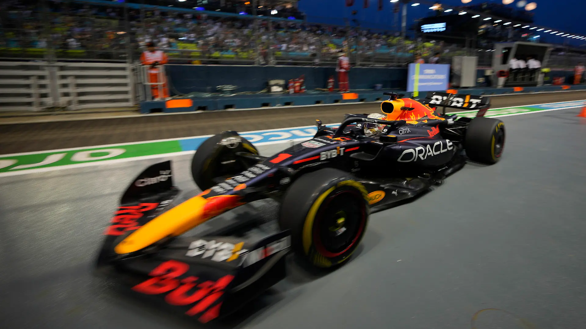 30.09.2022, Singapur, Singapore: Motorsport: Formel-1-Weltmeisterschaft, Grand Prix von Singapur, Training. Red-Bull-Pilot Max Verstappen aus den Niederlanden auf der Strecke auf dem Marina Bay City Circuit in Singapur. Foto: Vincent Thian/AP/dpa +++ dpa-Bildfunk +++