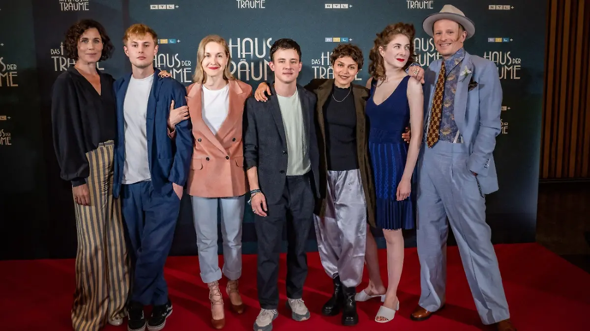 V.l.: Nina Kunzendorf, Ludwig Simon, Valery Tscheplanowa, Paul Zichner, Naemi Florez, Amy Benkenstein, Alexander Scheer.
Die Verwendung des sendungsbezogenen Materials ist nur mit dem Hinweis und Verlinkung auf RTL+ gestattet.