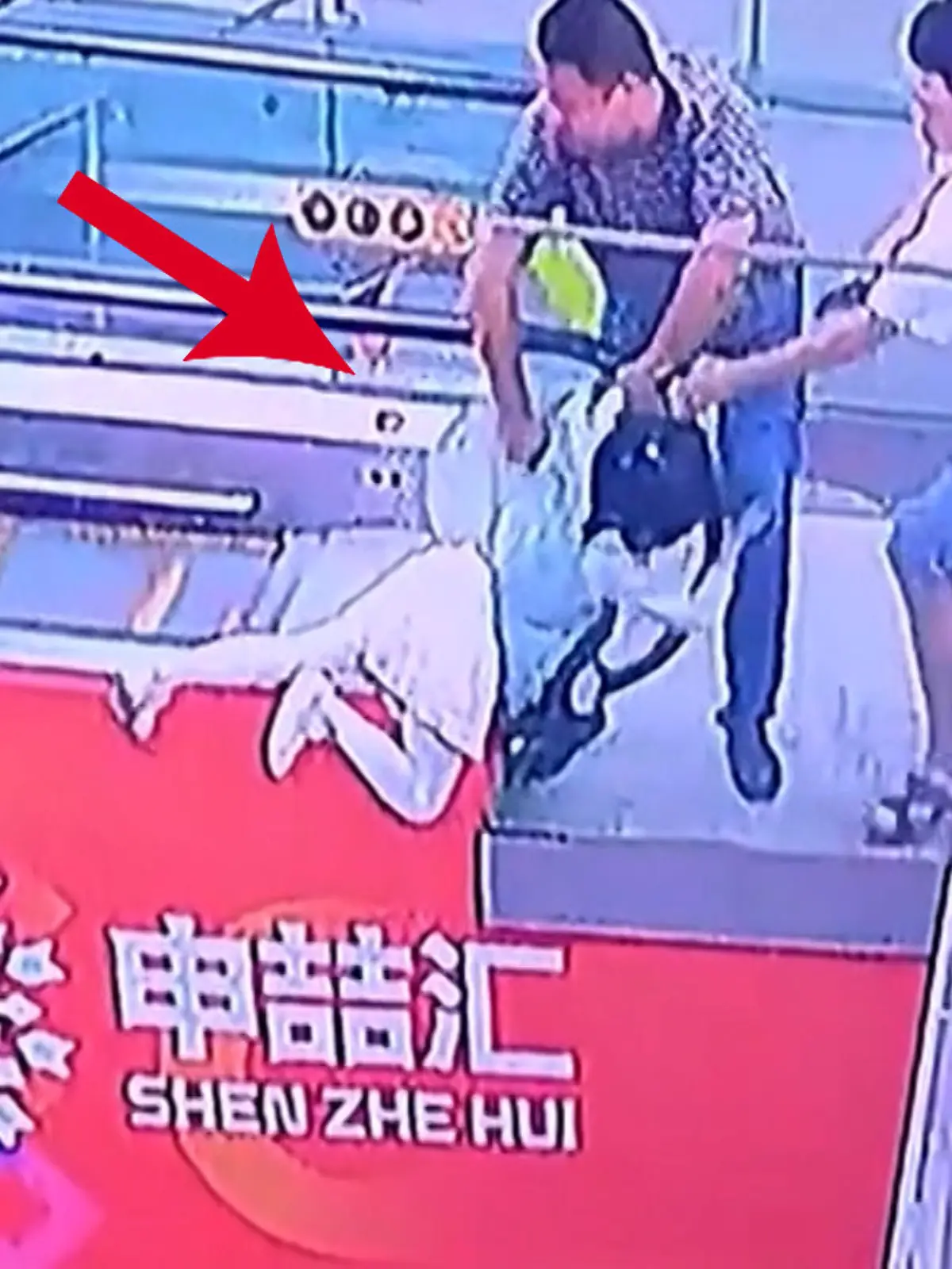 Eine Überwachungskamera hat in einem chinesischen Einkaufszentrum den Moment gefilmt, als beinahe ein kleines Mädchen von einer Rolltreppe in die Tiefe stürzt. Glücklicherweise konnte ein Helfer rechtzeitig eingreifen.