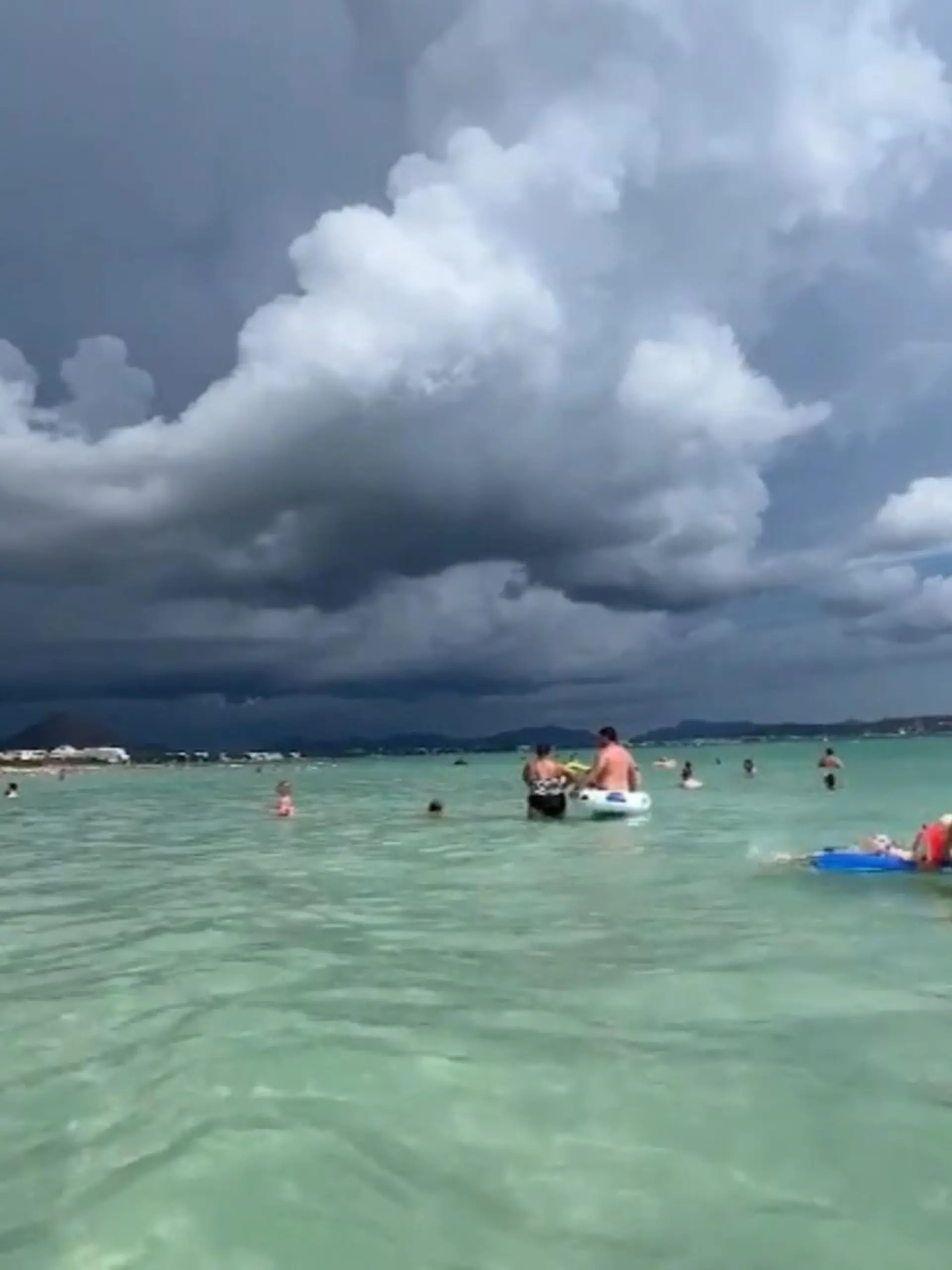 Im Urlaub kann man eines so gar nicht gebrauchen und das ist Regen! Doch was, wenn es einfach wie aus Kübeln gießt und die lang geplanten Urlaubsaktivitäten sprichwörtlich ins Wasser fallen? Ein Hamburger Start-up bietet vielleicht die Lösung: Eine Regenversicherung! Klingt skurril – ist vielleicht aber doch praktischer als gedacht. Wie der finanzielle Reiseregenschirm für entgangene Urlaubsfreuden genau funktionieren soll und ob sich ein Abschluss wirklich lohnt, sehen Sie hier.