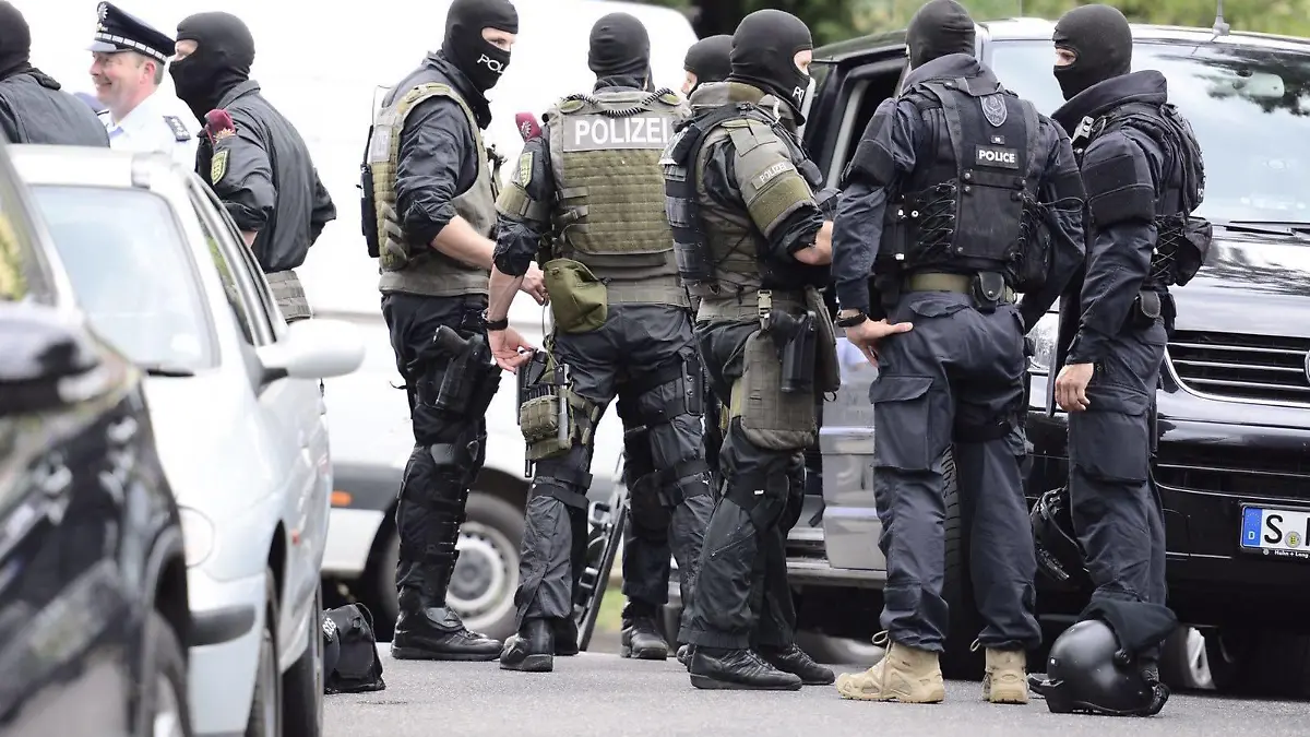 Polizeieinsatz mit SEK in Stuttgart-Ost wegen unklarer Bedrohungslage - SEK vor Ort, weiträumige Absperrung Unklare bedrohungslage in S-Ost Zeugin will gesehen haben wie jmd. mit einer Schusswaffe reingegangen ist. Mehr kann die Polizei zur Zeit nicht sagen. Man versucht, Kontakt herzustellen und wartet auf den Einsatz der Spezialkräfte (SEK) . / Stuttgart, Baden-Württemberg, Germany, Europa Copyright: 7aktuellx/xTimoxReichertPolice use with SEC in Stuttgart East due unclear threats SEC before Place Long-range Barricade Unclear threats in S East Witness will seen have like jmd with a Firearm is more can the Police to Time not say Man tries Contact produce and waiting on the Use the Special forces SEC Stuttgart bath Wuerttemberg Germany Europe Copyright 7aktuellx xTimoxReichert