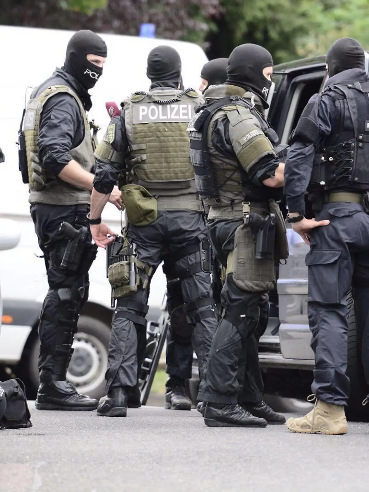 Polizeieinsatz mit SEK in Stuttgart-Ost wegen unklarer Bedrohungslage - SEK vor Ort, weiträumige Absperrung Unklare bedrohungslage in S-Ost Zeugin will gesehen haben wie jmd. mit einer Schusswaffe reingegangen ist. Mehr kann die Polizei zur Zeit nicht sagen. Man versucht, Kontakt herzustellen und wartet auf den Einsatz der Spezialkräfte (SEK) . / Stuttgart, Baden-Württemberg, Germany, Europa Copyright: 7aktuellx/xTimoxReichertPolice use with SEC in Stuttgart East due unclear threats  SEC before Place Long-range Barricade Unclear threats  in S East Witness will seen have like jmd with a Firearm  is more can the Police to Time not say Man tries Contact produce and waiting on the Use the Special forces SEC Stuttgart bath Wuerttemberg Germany Europe Copyright 7aktuellx xTimoxReichert  