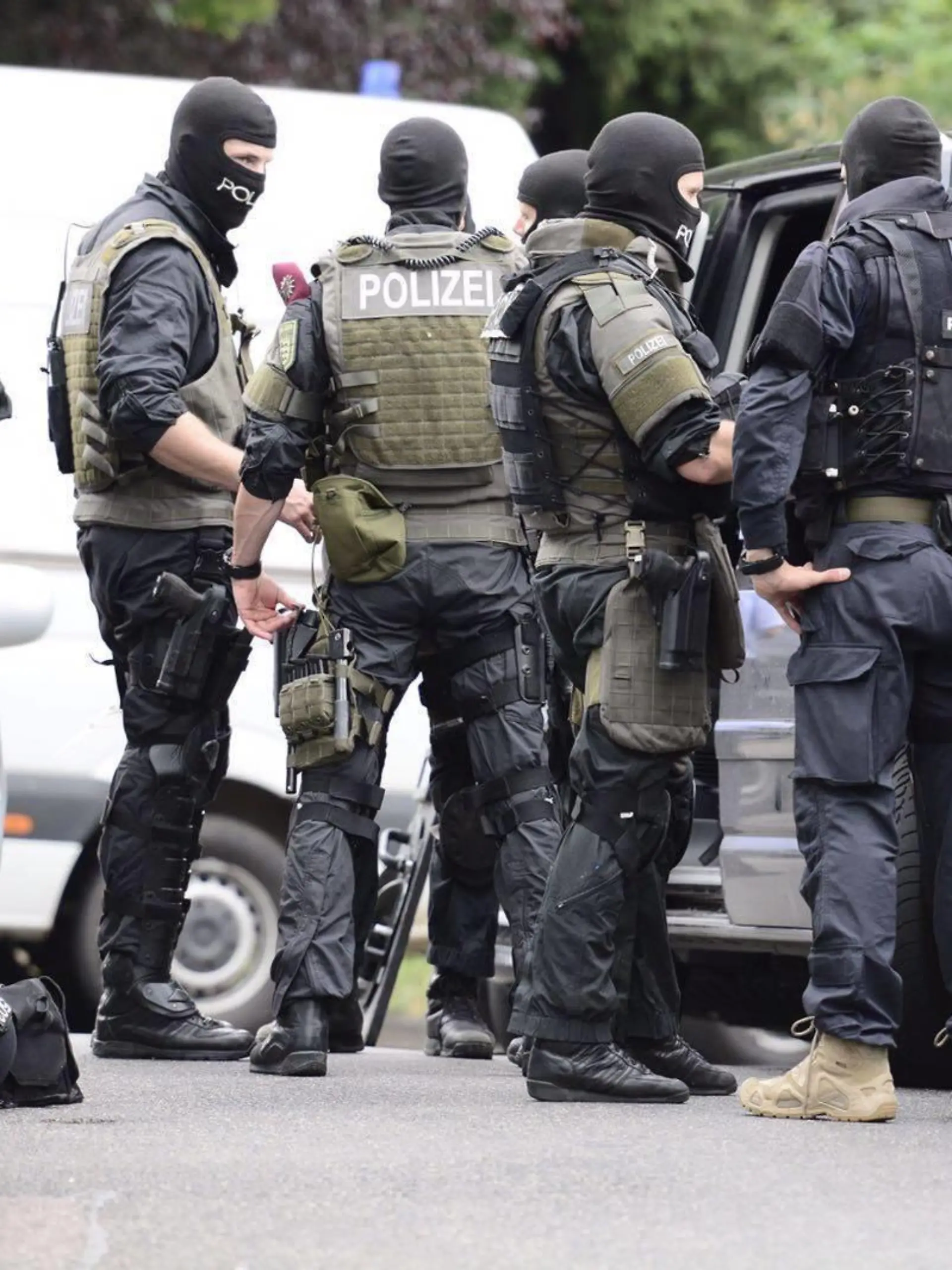 Polizeieinsatz mit SEK in Stuttgart-Ost wegen unklarer Bedrohungslage - SEK vor Ort, weiträumige Absperrung Unklare bedrohungslage in S-Ost Zeugin will gesehen haben wie jmd. mit einer Schusswaffe reingegangen ist. Mehr kann die Polizei zur Zeit nicht sagen. Man versucht, Kontakt herzustellen und wartet auf den Einsatz der Spezialkräfte (SEK) . / Stuttgart, Baden-Württemberg, Germany, Europa Copyright: 7aktuellx/xTimoxReichertPolice use with SEC in Stuttgart East due unclear threats  SEC before Place Long-range Barricade Unclear threats  in S East Witness will seen have like jmd with a Firearm  is more can the Police to Time not say Man tries Contact produce and waiting on the Use the Special forces SEC Stuttgart bath Wuerttemberg Germany Europe Copyright 7aktuellx xTimoxReichert  