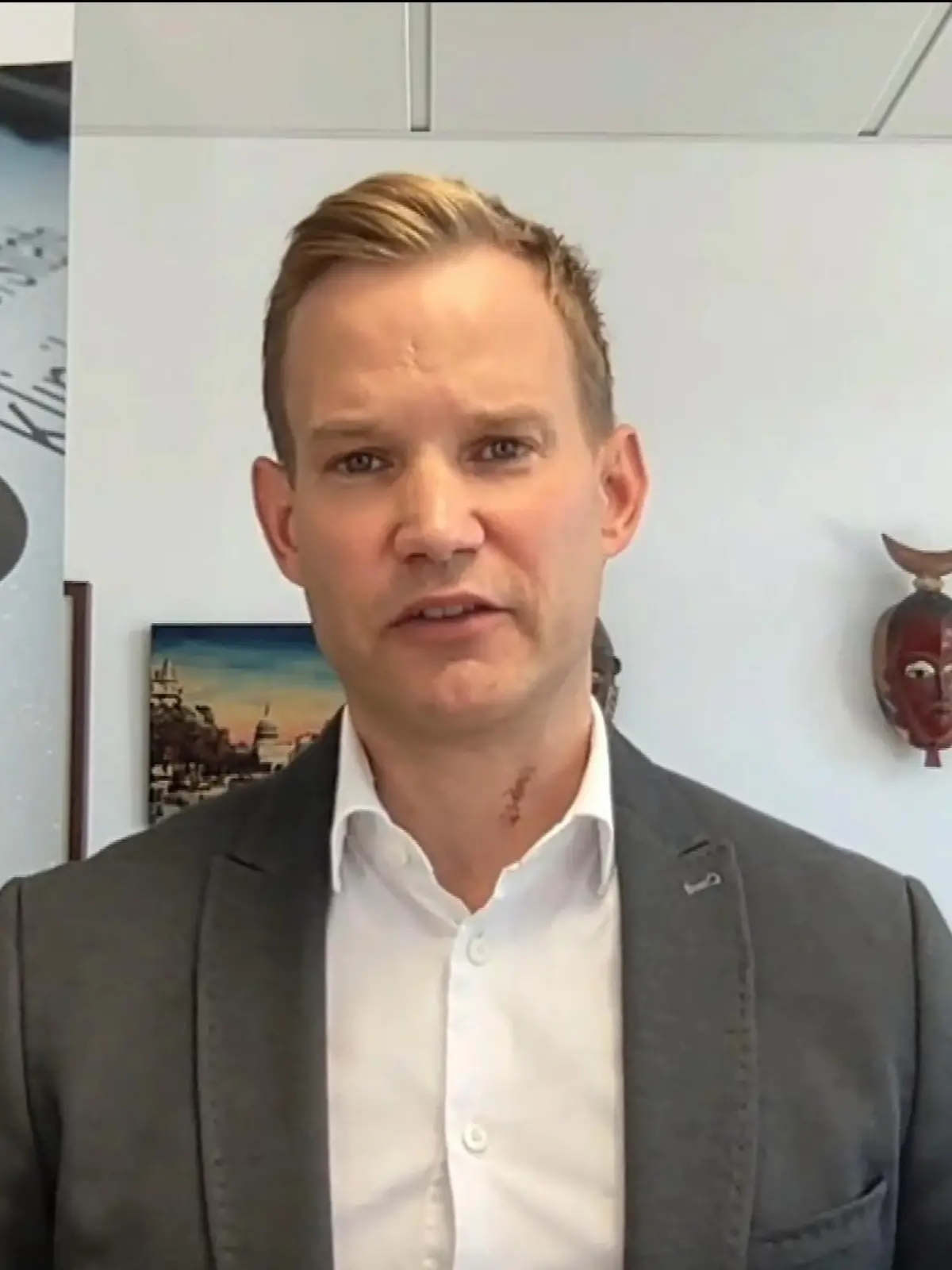 Eine generelle Maskenpflicht hält Virologe Hendrik Streeck in der aktuellen Lage nicht für zwingend notwendig. Wieso, erklärt er im Video.