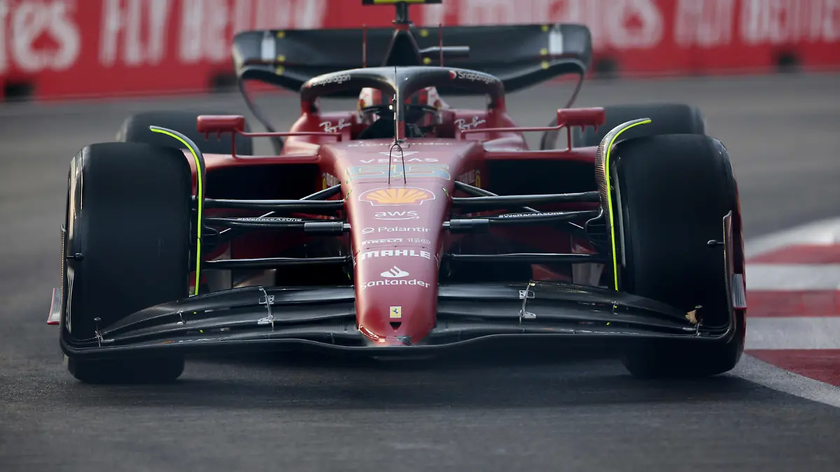 Formula 1 2022: Singapore GP MARINA BAY STREET CIRCUIT, SINGAPORE - SEPTEMBER 30: Carlos Sainz, Ferrari F1-75 during the Singapore GP at Marina Bay Street Circuit on Friday September 30, 2022 in Singapore, Singapore. Photo by Lionel Ng / Sutton Images Images PUBLICATIONxINxGERxSUIxAUTxHUNxONLY F12217_171220LN3_1433 
