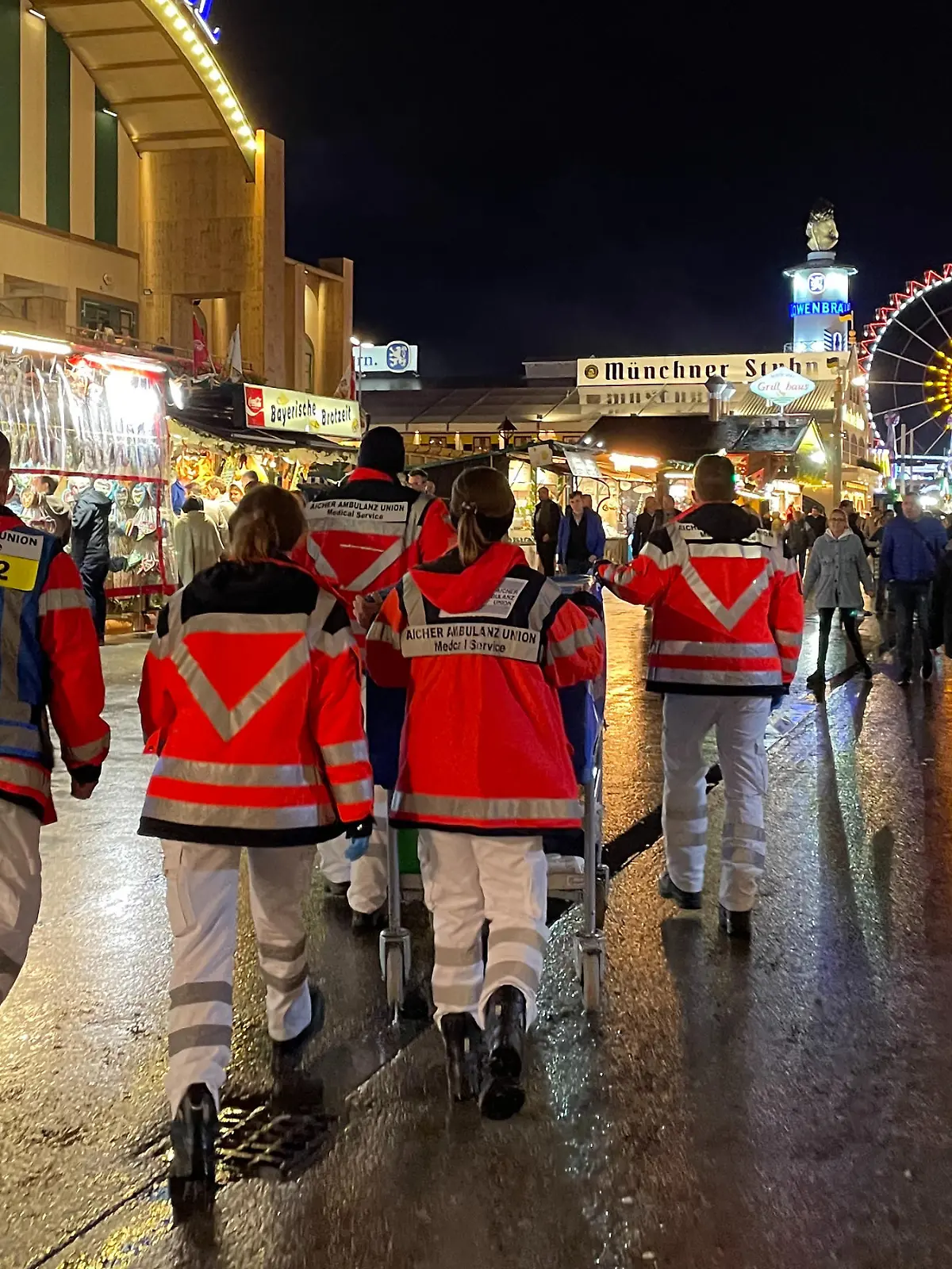 Wir begleiten die Sanitäter auf dem Münchner Oktoberfest während einer Schicht.
