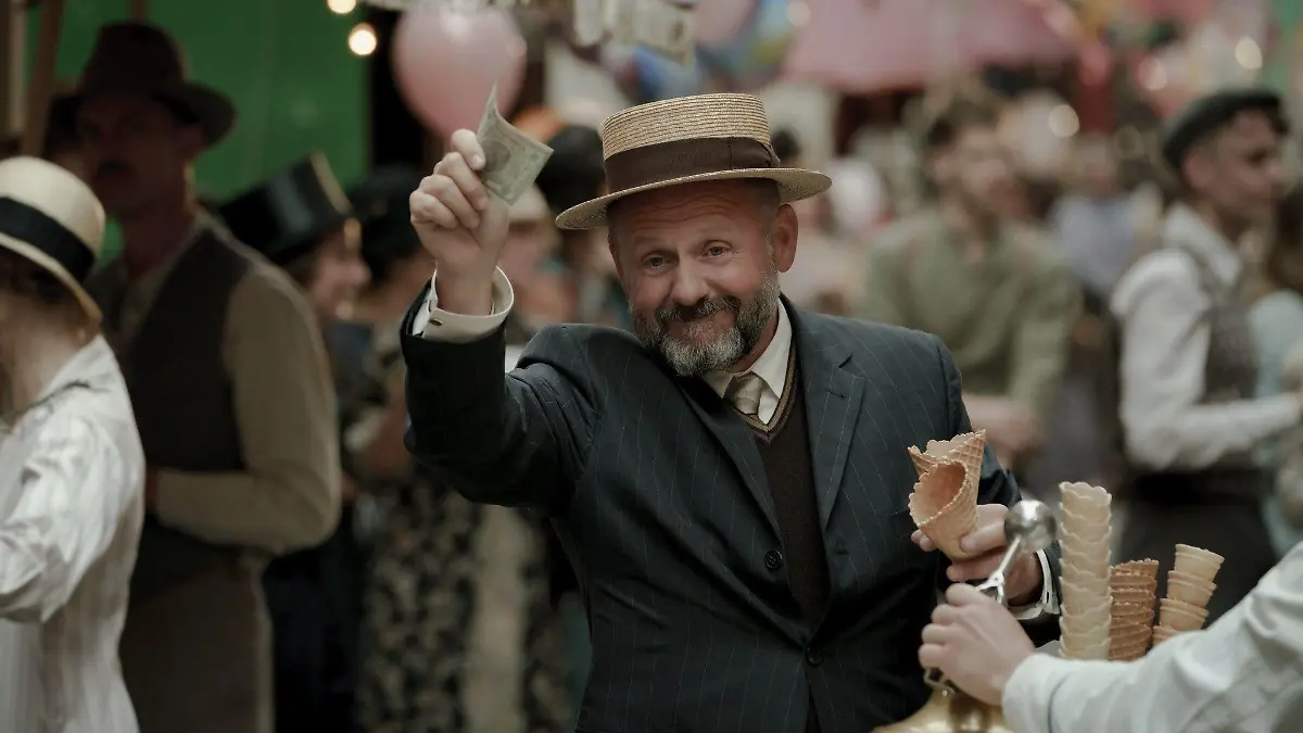Carl Goldmann (Samuel Finzi) im Vergnügungspark.
Die Verwendung des sendungsbezogenen Materials ist nur mit dem Hinweis und Verlinkung auf RTL+ gestattet.