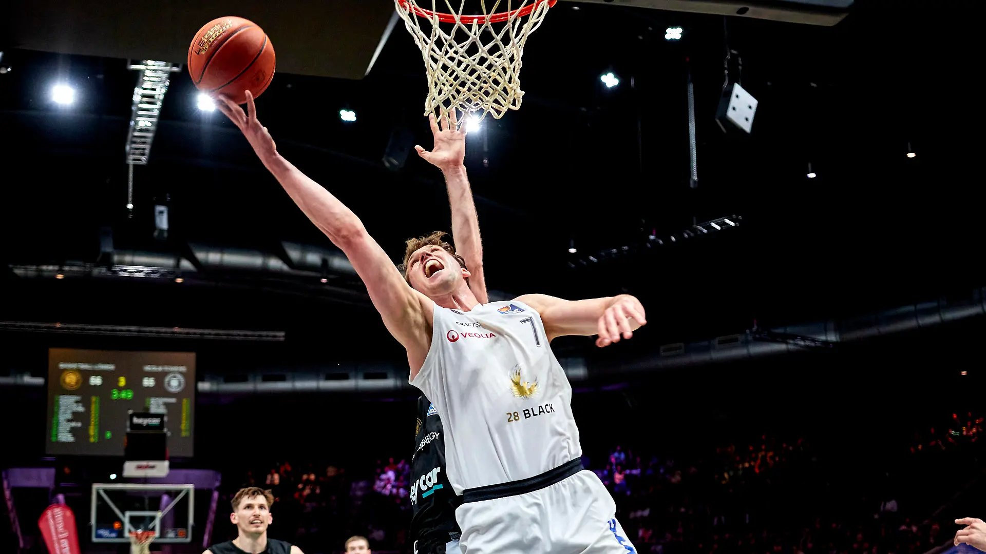 Lukas Meisner (Nr. 7 Veolia Towers Hamburg) unter dem Korb GER, Basketball Loewen Braunschweig gegen Veolia Towers Hamburg, Basketball, easy credit BBL, Spielzeit 2022/23, 16.04.2023 Foto: Eibner/Jan-Frederic Helbig