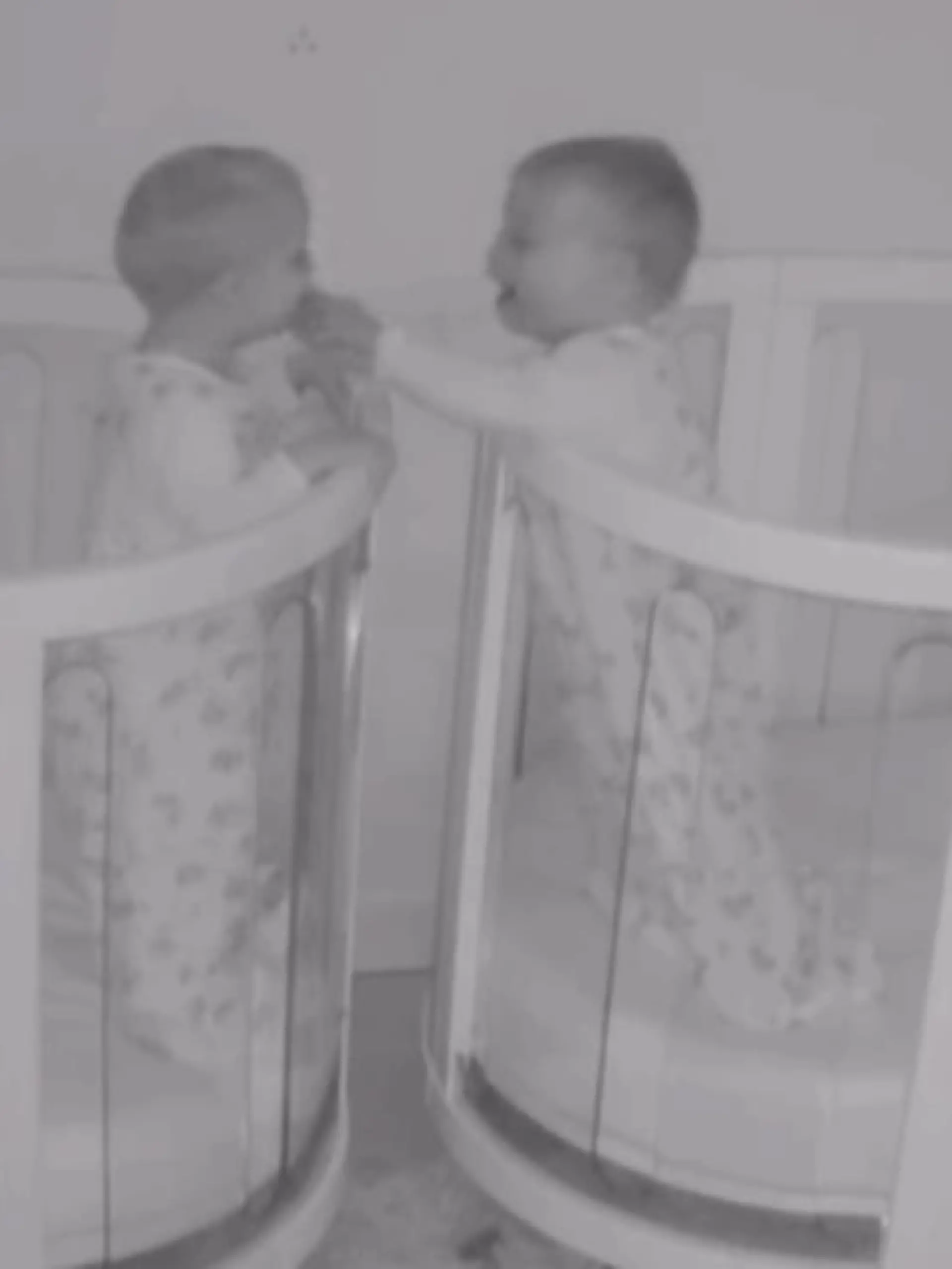 Oscar und Brooks sollten eigentlich einen Mittagsschlaf machen. Aber die Zwillinge wollen lieber knuddeln. Sie stehen in ihren getrennten Gitterbetten auf und umarmen sich, lachen miteinander. Die Babykamera hat diese zuckersüßen Bilder eingefangen.
