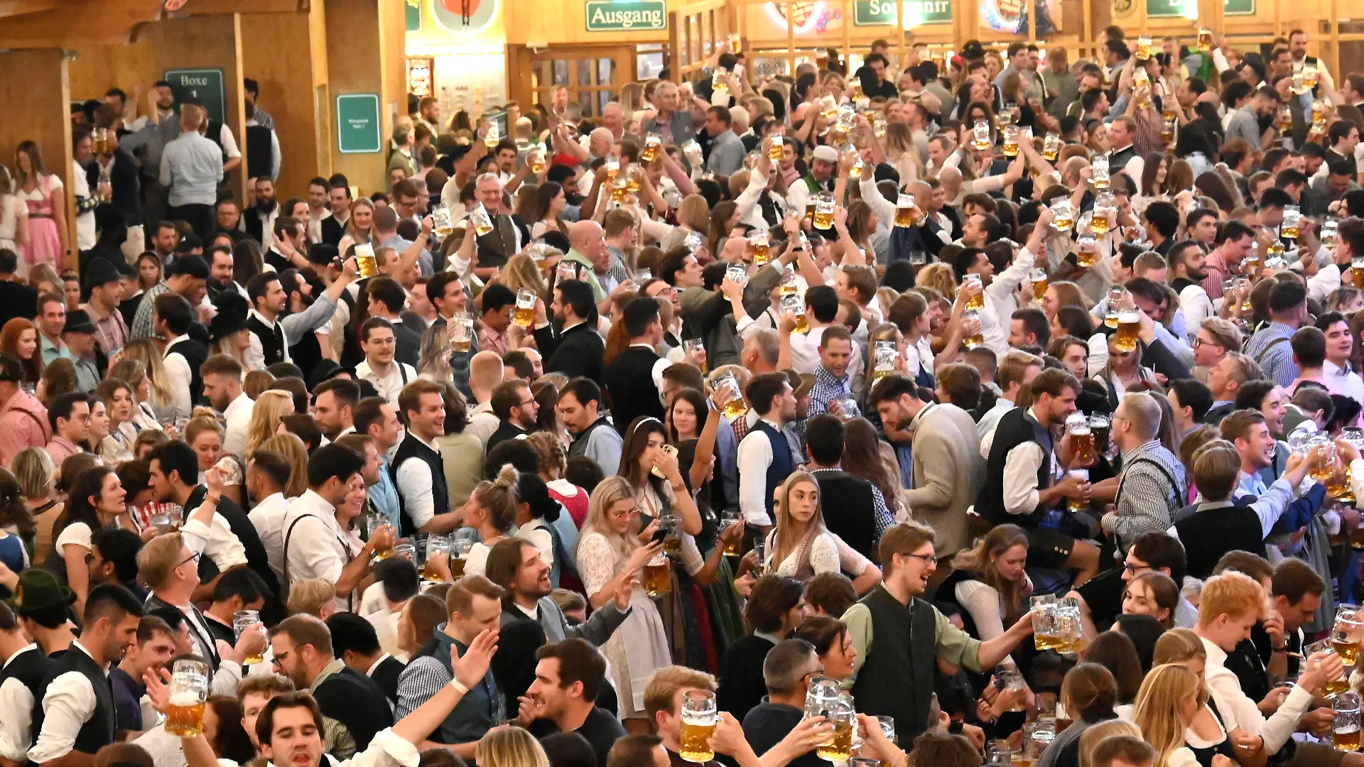 Stimmung in Schützen-Festzelt beim Oktoberfest 2022 auf der Theresienwiese. München, 25.09.2022 *** Atmosphere in Schützen marquee at Oktoberfest 2022 at Theresienwiese Munich, 25 09 2022 Foto:xB.xSaarx/xFuturexImage