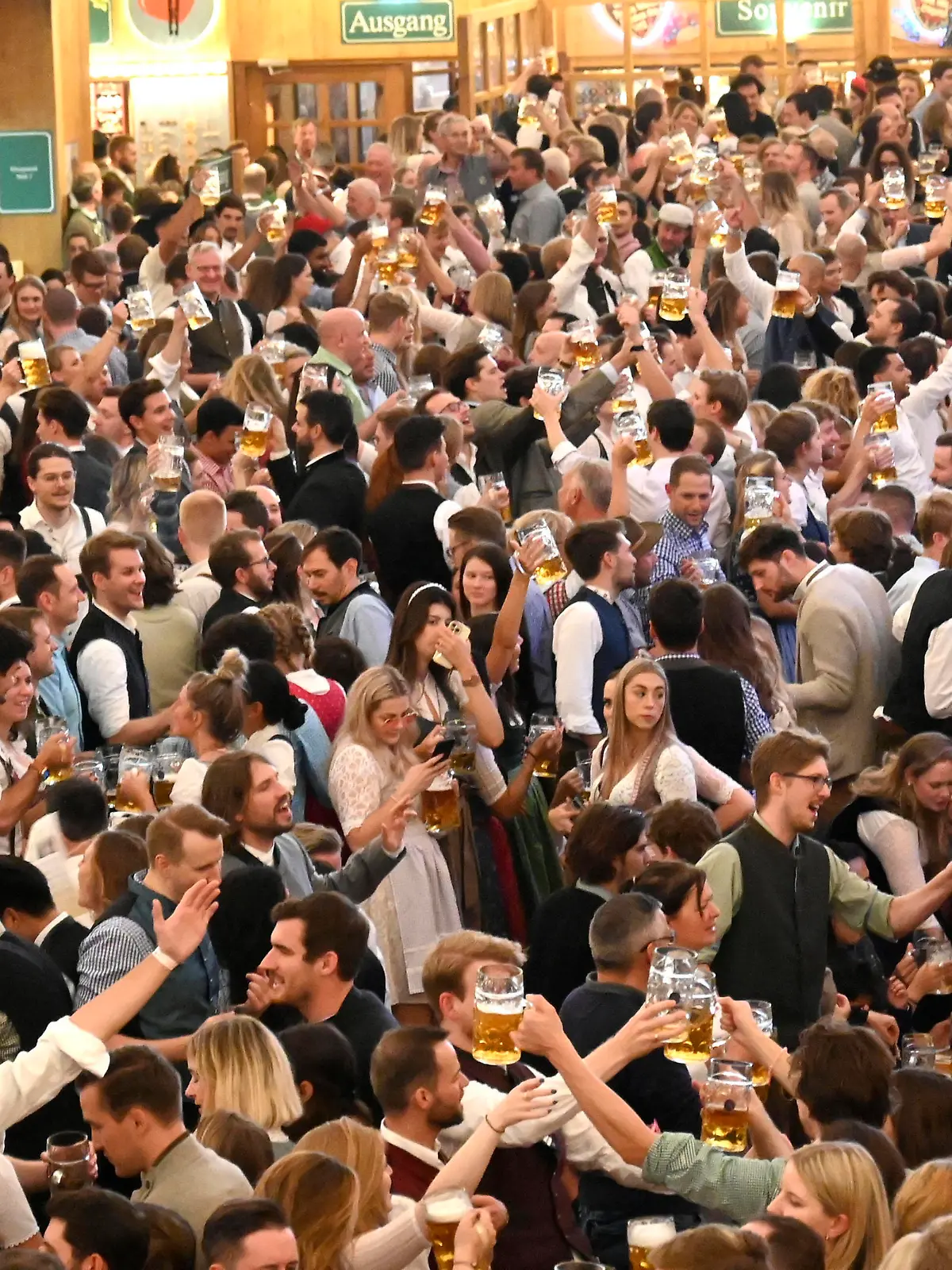  Stimmung in Schützen-Festzelt beim Oktoberfest 2022 auf der Theresienwiese. München, 25.09.2022 *** Atmosphere in Schützen marquee at Oktoberfest 2022 at Theresienwiese Munich, 25 09 2022 Foto:xB.xSaarx/xFuturexImage