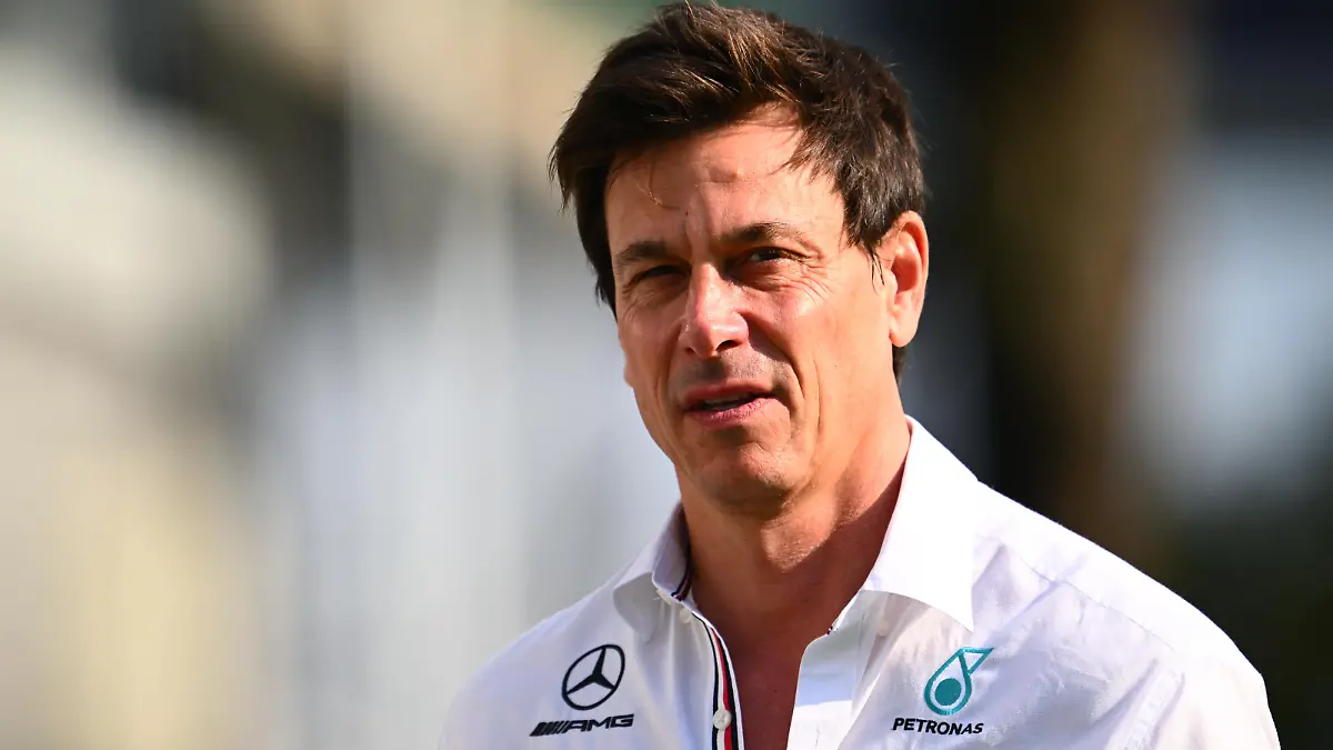 SINGAPORE, SINGAPORE - SEPTEMBER 30: Mercedes GP Executive Director Toto Wolff walks in the Paddock prior to practice ahead of the F1 Grand Prix of Singapore at Marina Bay Street Circuit on September 30, 2022 in Singapore, Singapore. (Photo by Clive Mason/Getty Images,)