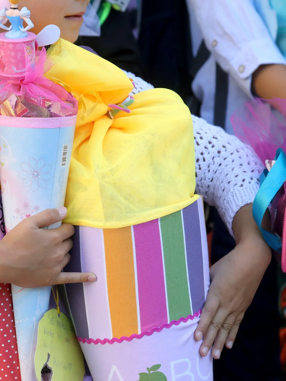 ARCHIV - 18.08.2018, Mecklenburg-Vorpommern, Rostock: Kinder stehen nach ihrer feierlichen Einschulung mit ihren Zuckertüten auf der Treppe. (zu "Fast 34 000 Berliner Erstklässler werden feierlich eingeschult" vom 24.08.2018) Foto: Bernd Wüstneck/dpa +++ dpa-Bildfunk +++