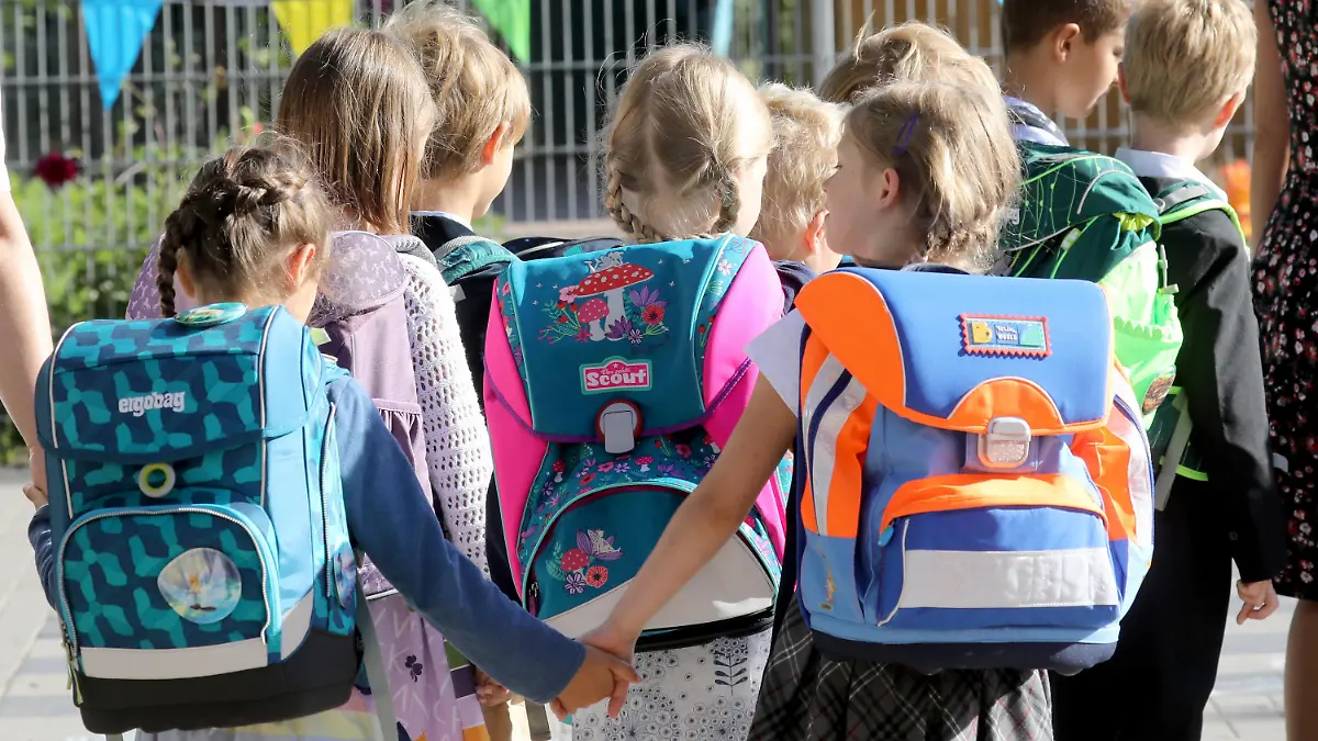 18.08.2018, Mecklenburg-Vorpommern, Rostock: Die Kinder der "Schildkrötenklasse" werden zur feierlichen Einschulung an der Werner-Lindemann-Grundschule geführt. Rund 13 600 Erstklässler in Mecklenburg-Vorpommern wurden vor dem offiziellen Schulstart am 20.08.2018 in ihrer künftigen Schule begrüßt. (zu "Zuckertüten für 13 600 Erstklässler - Schulstart am Montag" vom 18.09.2018) Foto: Bernd Wüstneck/dpa +++ dpa-Bildfunk +++