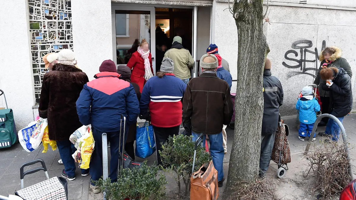 Tafel Offenbach 27.02.2018 Offenbach Hessen x1x Essensausgabe bei der Offenbacher Tafel. Im Bild: Schlange vor der Ausgabestelle in der Kraftstrasse. Maintal Maintal Hessen Germany *** Tafel Offenbach 27 02 2018 Offenbach Hessen x1x food distribution at the Offenbach Tafel In the picture, a queue in front of the distribution point in Kraftstrasse Maintal Maintal Hessen Germany