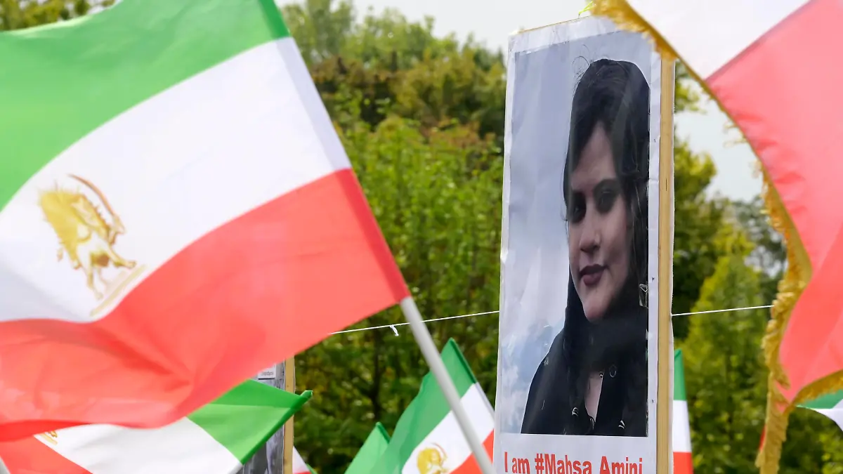 Berlin, Protest auf Reichstagswiese nach Tod von Mahsa Amini im Iran Mit Plakaten von Masha Amini demonstrieren Teilnehmer für Demokratie und Freiheit im Iran auf der Reichstagswiese. Berlin, 28.09.2022 *** With posters of Masha Amini participants demonstrate for democracy and freedom in Iran on the Reichstagswiese Berlin, 28 09 2022 Foto:xF.xKernx/xFuturexImage