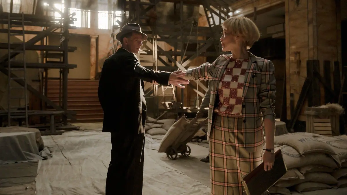 Arthur (Alexander Scheer, l.) und Ilsa (Valery Tscheplanowa, r.) auf der Baustelle im Jonass.
Die Verwendung des sendungsbezogenen Materials ist nur mit dem Hinweis und Verlinkung auf RTL+ gestattet.