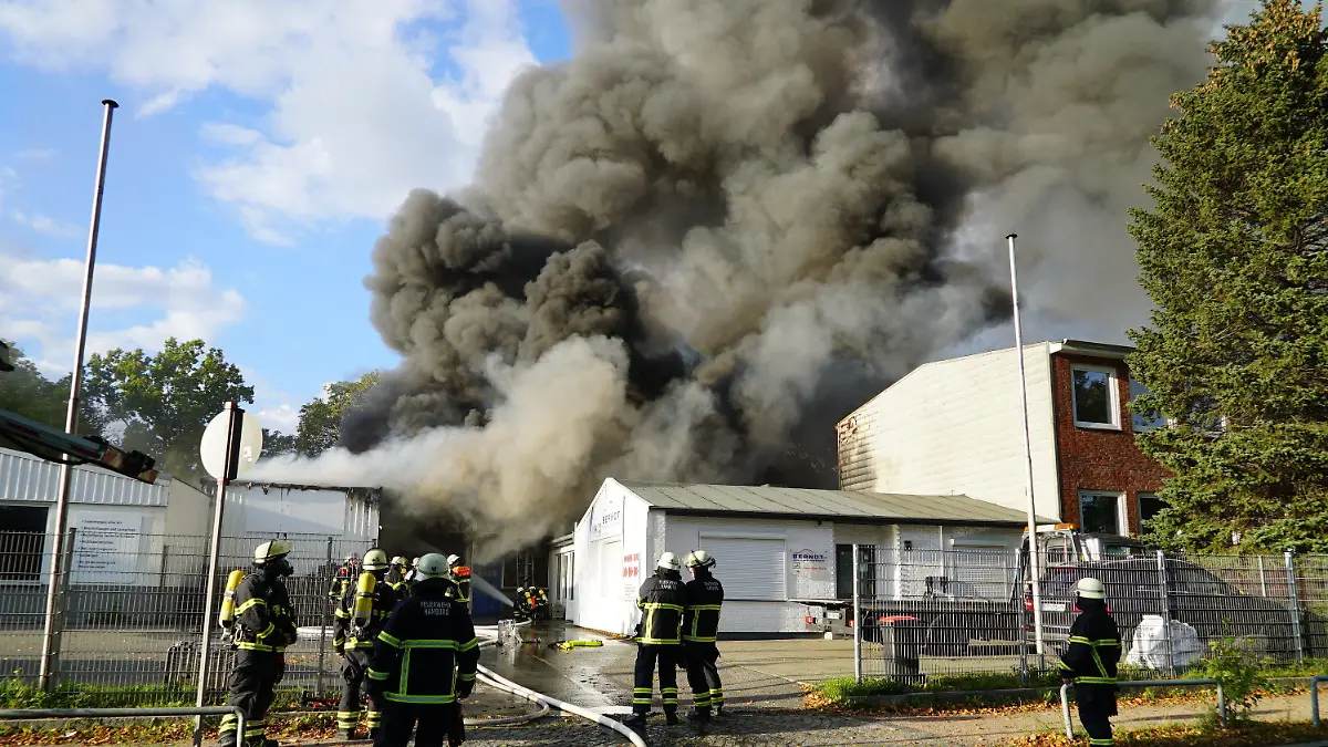 28.09.2022, Hamburg: In Hamburg-Marienthal ist es am Mittwoch zu einem Großbrand in einer Karosserie- und Lackierwerkstatt gekommen. Wegen der starken Rauchentwicklung wurden Anwohner im Umkreis von rund zwei Kilometern um den Brandort vorsorglich aufgefordert, Fenster und Türen zu schließen, wie ein Sprecher der Feuerwehr sagte. Die Feuerwehr ist mit etwa 50 Einsatzkräften vor Ort. Menschen wurden nicht verletzt. Foto: Frank Bründel/Citynewstv/dpa +++ dpa-Bildfunk +++