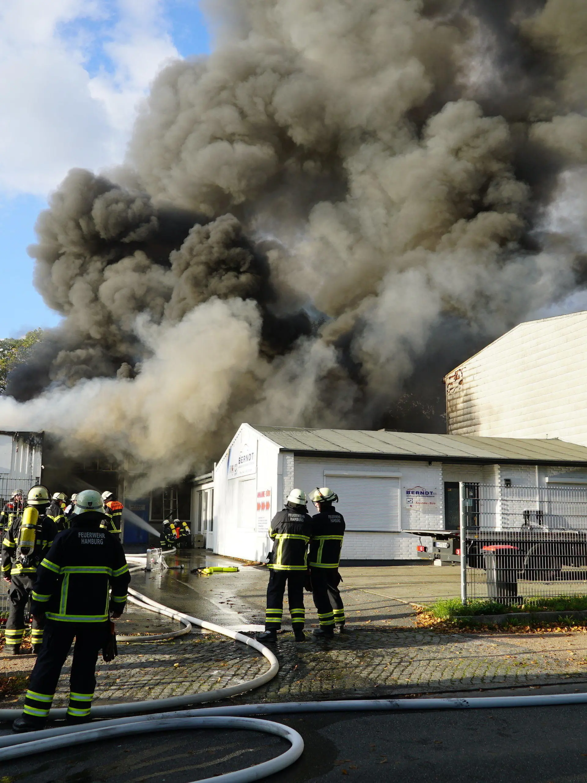 28.09.2022, Hamburg: In Hamburg-Marienthal ist es am Mittwoch zu einem Großbrand in einer Karosserie- und Lackierwerkstatt gekommen. Wegen der starken Rauchentwicklung wurden Anwohner im Umkreis von rund zwei Kilometern um den Brandort vorsorglich aufgefordert, Fenster und Türen zu schließen, wie ein Sprecher der Feuerwehr sagte. Die Feuerwehr ist mit etwa 50 Einsatzkräften vor Ort. Menschen wurden nicht verletzt. Foto: Frank Bründel/Citynewstv/dpa +++ dpa-Bildfunk +++