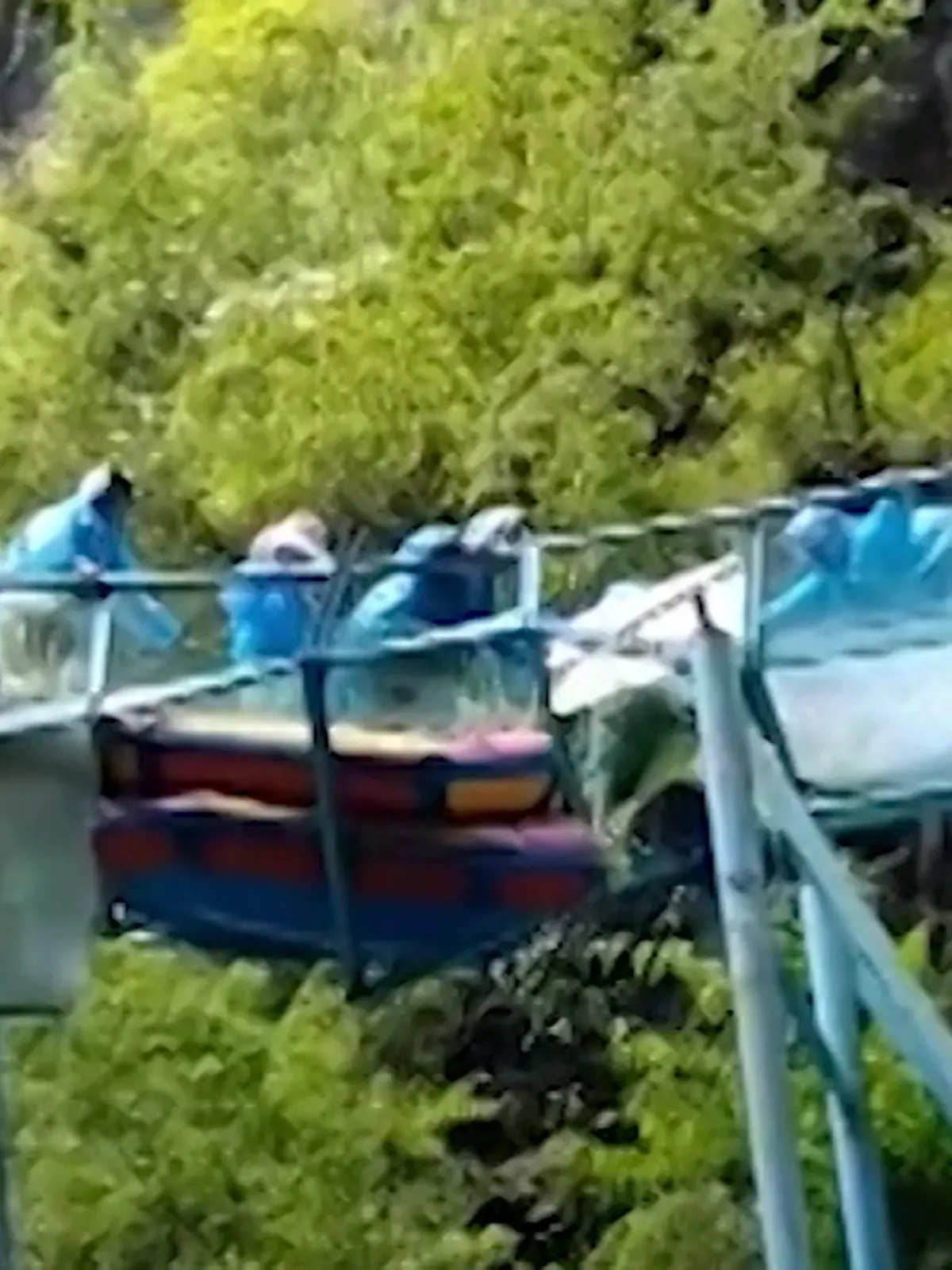 Ein Handyvideo zeigt, wie sich mehrere durchsichtige Bodenplatten einer Wasserrutsche gelöst haben. Gäste des Fahrgeschäfts rutschen in zehn Metern Höhe direkt auf die Lücke zu. Wie genau die heikle Situation ausgegangen ist, gibt es im Video zu sehen.