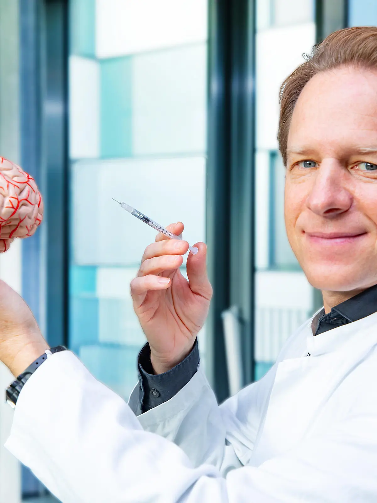 Professor Dr. Tillmann Krüger hat gezeigt, das Botulinumtoxin-Spritzen nicht nur Muskeln beeinflussen, sondern auch das emotionale Steuerzentrum im Gehirn.