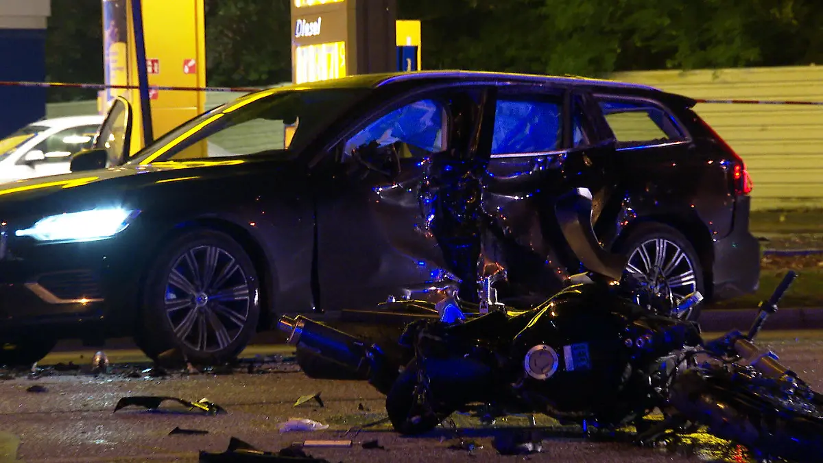 28.09.2022, Hamburg: Ein zerstörtes Motorrad liegt an einer Unfallstelle vor einem Auto. Ein 24-jähriger Motorradfahrer ist bei einem Zusammenstoß mit einem Auto in Hamburg gestorben. Foto: Steven Hutchings/dpa +++ dpa-Bildfunk +++
