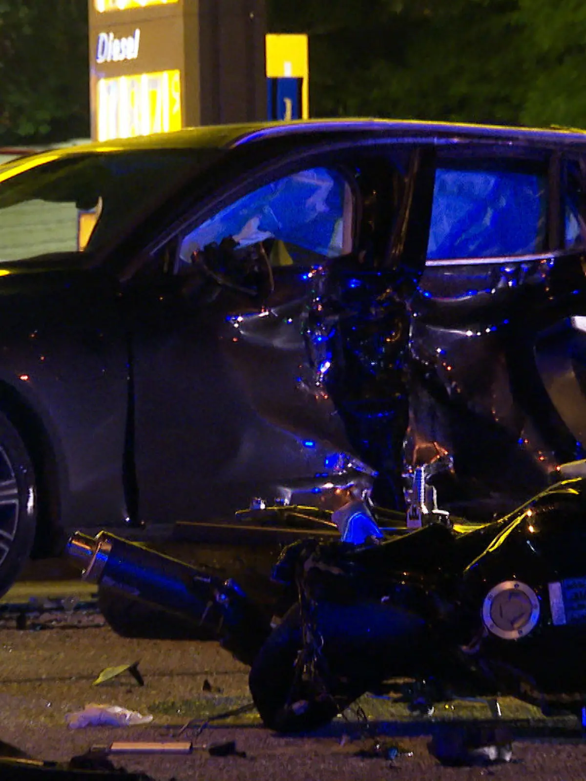 28.09.2022, Hamburg: Ein zerstörtes Motorrad liegt an einer Unfallstelle vor einem Auto. Ein 24-jähriger Motorradfahrer ist bei einem Zusammenstoß mit einem Auto in Hamburg gestorben. Foto: Steven Hutchings/dpa +++ dpa-Bildfunk +++
