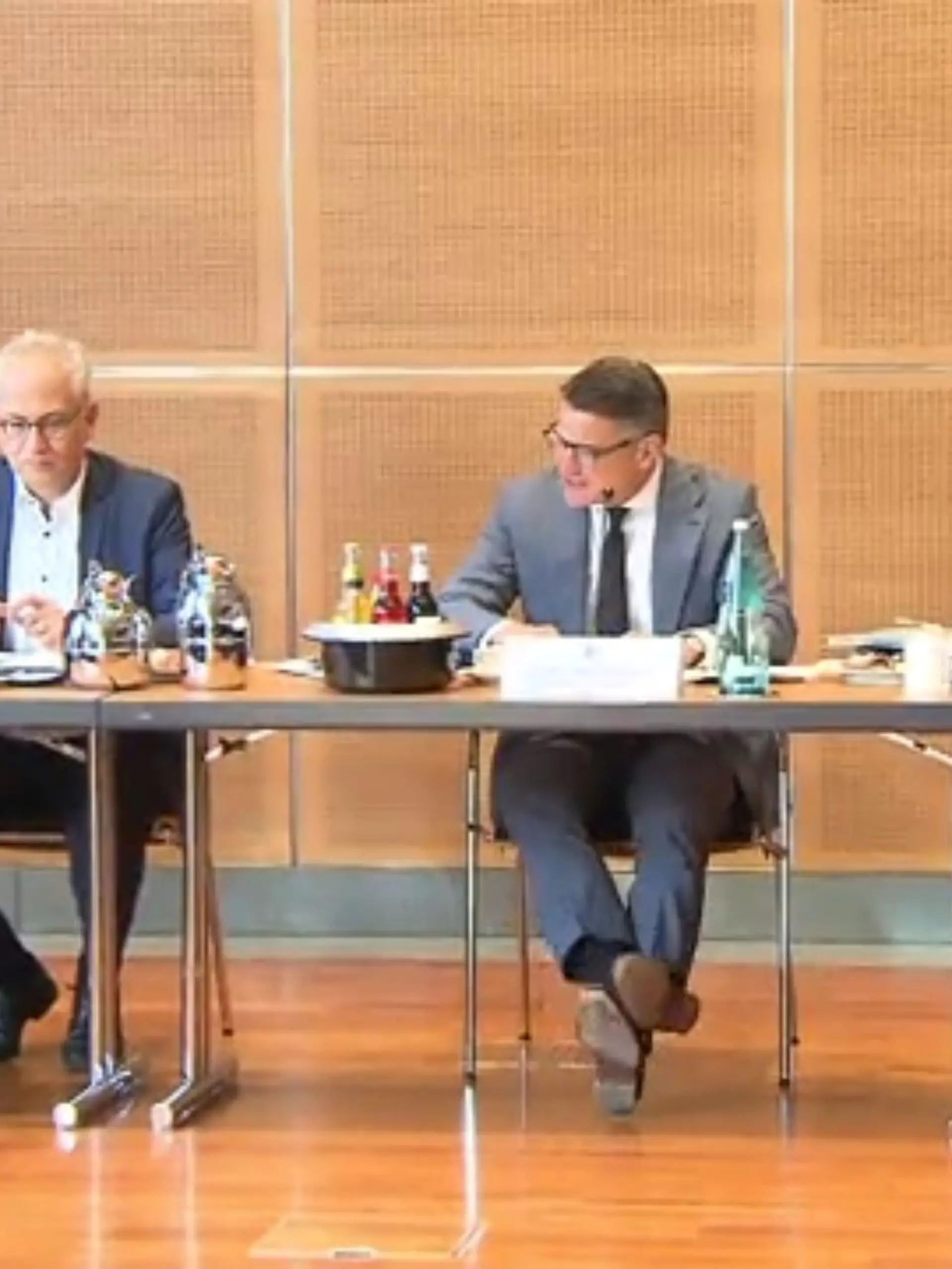 Viele Bürger, Unternehmen und soziale Einrichtungen schauen mit Sorge auf den nahenden Winter und fürchten aufgrund der Energiekrise in finanzielle Not zu geraten. Die hessische Landesregierung will nun ein 200 Millionen schweres Hilfsprogramm auf den Weg bringen. Zusätzlich sollen zur Stützung der Wirtschaft Bürgschaften von drei Milliarden Euro zur Verfügung gestellt werden, wie Ministerpräsident Boris Rhein (CDU) am Freitag in Wiesbaden ankündigte.
