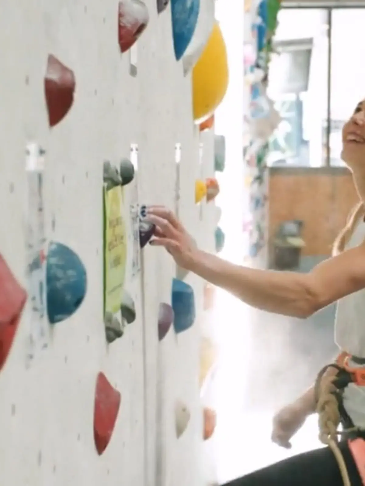 Sie ist der Shootingstar der Szene: Hannah Meul (21) verpasst der Trendsportart Bouldern (Klettern ohne Seil in Absprunghöhe) einen Popularitätsschub, mit ihren beherzten EM-Auftritten wurde sie einem Millionenpublikum bekannt. Am Wochenende will sie bei der Deutschen Meisterschaft in Neu-Ulm ihren Titel verteidigen. Doch das große Ziel heißt Olympia 2024.