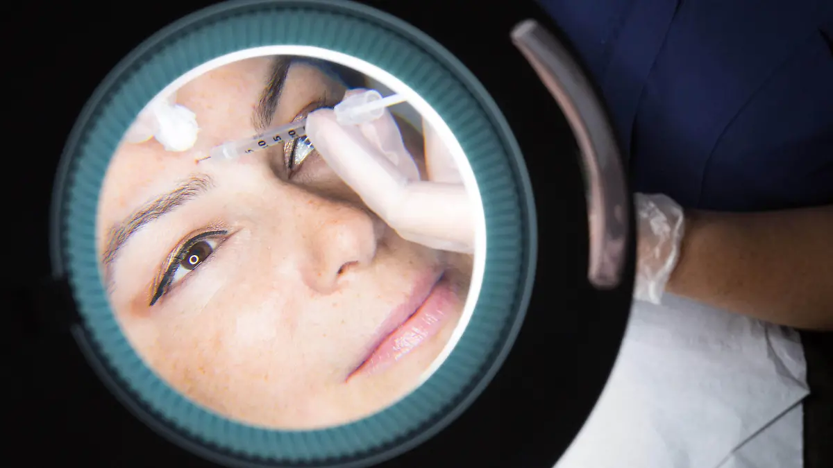 ARCHIV - 01.10.2021, Großbritannien, London: Eine Frau erhält eine Botox-Injektion (Undatierte Aufnahme). Um so genannte «Instagram-Gesichter» zu verhindern, sind Botox-Behandlungen aus kosmetischen Gründen für unter 18-Jährige in England ab sofort verboten. Auch Hautlippenfüller sind nicht mehr erlaubt. Foto: David Parry/PA Wire/dpa +++ dpa-Bildfunk +++