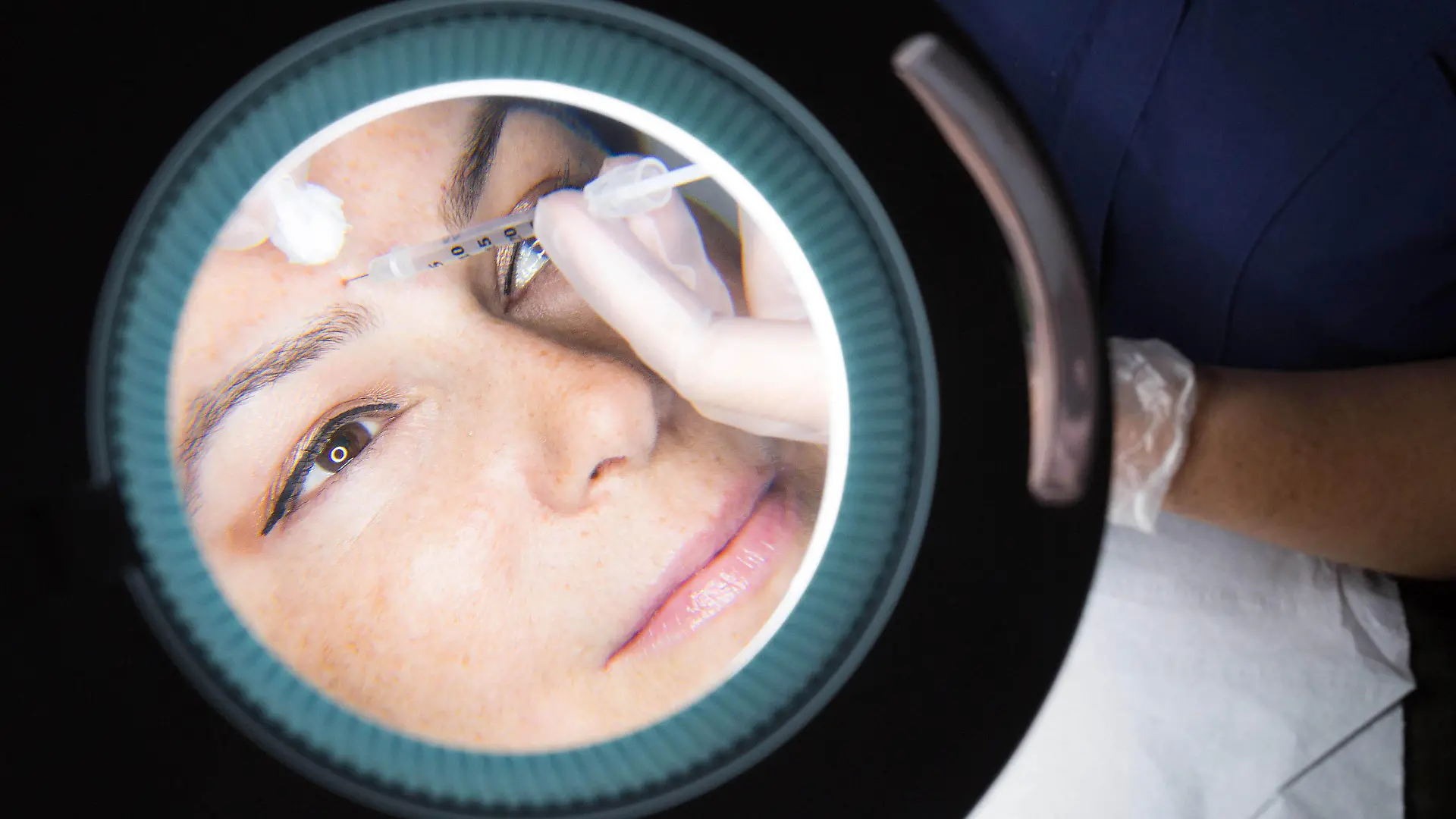 ARCHIV - 01.10.2021, Großbritannien, London: Eine Frau erhält eine Botox-Injektion (Undatierte Aufnahme). Um so genannte «Instagram-Gesichter» zu verhindern, sind Botox-Behandlungen aus kosmetischen Gründen für unter 18-Jährige in England ab sofort verboten. Auch Hautlippenfüller sind nicht mehr erlaubt. Foto: David Parry/PA Wire/dpa +++ dpa-Bildfunk +++