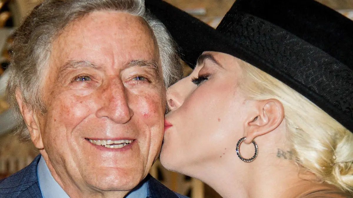 Ein Küsschen zum Jubiläum... Lady Gaga (30) beim Fototermin zum 90. Geburtstag von Tony Bennett am 3.08.2016 im Empire State Building in New York Lady Gaga and Tony Bennett Light the Empire State Building in Honor of Bennett s 90th Birthday, 2016 PUBLICATIONxINxGERxSUIxAUTxONLY

a Kiss to Anniversary Lady Gaga 30 the Photo call to 90 Birthday from Tony Bennett at 3 08 2016 in Empire State Building in New York Lady Gaga and Tony Bennett Light The Empire State Building in HONOR of Bennett S 90th Birthday 2016 PUBLICATIONxINxGERxSUIxAUTxONLY  