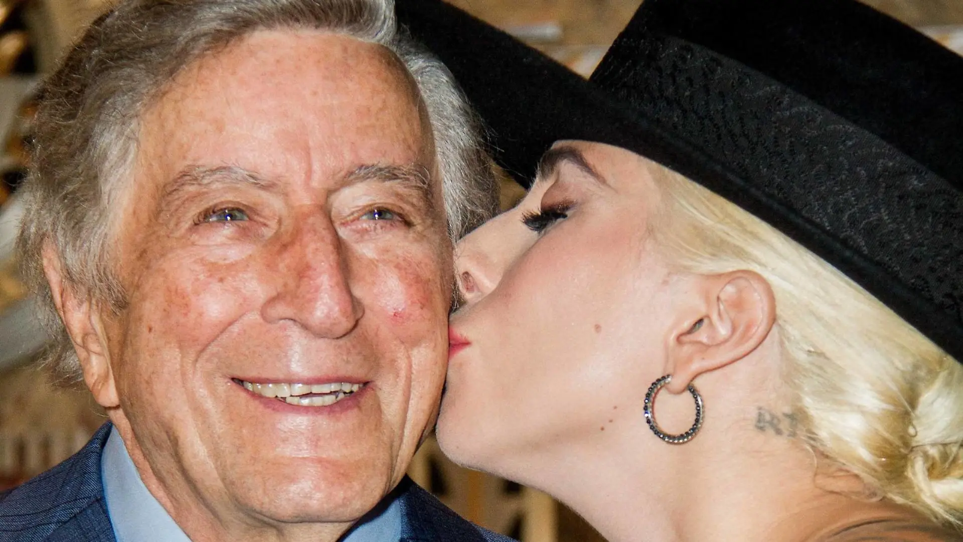 Ein Küsschen zum Jubiläum... Lady Gaga (30) beim Fototermin zum 90. Geburtstag von Tony Bennett am 3.08.2016 im Empire State Building in New York Lady Gaga and Tony Bennett Light the Empire State Building in Honor of Bennett s 90th Birthday, 2016 PUBLICATIONxINxGERxSUIxAUTxONLY
a Kiss to Anniversary Lady Gaga 30 the Photo call to 90 Birthday from Tony Bennett at 3 08 2016 in Empire State Building in New York Lady Gaga and Tony Bennett Light The Empire State Building in HONOR of Bennett S 90th Birthday 2016 PUBLICATIONxINxGERxSUIxAUTxONLY