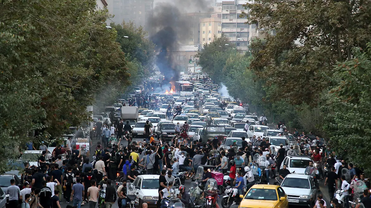 21.09.2022, Iran, Tehran: Demonstranten skandieren während eines Protestes in der Innenstadt von Teheran Parolen gegen den Tod der 22-jährigen Iranerin Mahsa Amini. Sie war vor gut einer Woche von der Sittenpolizei wegen ihres «unislamischen Outfits» festgenommen worden. Was genau mit Amini nach ihrer Festnahme geschah ist unklar, jedenfalls fiel sie ins Koma und starb am Freitag (16.09.2022) in einem Krankenhaus. Nach den tagelangen Massenprotesten im Iran wurde der Zugang zu Instagram, einer der wenigen westlichen Social-Media-Plattformen, die im Lande noch verfügbar sind, unterbrochen. Foto: Uncredited/AP/dpa +++ dpa-Bildfunk +++