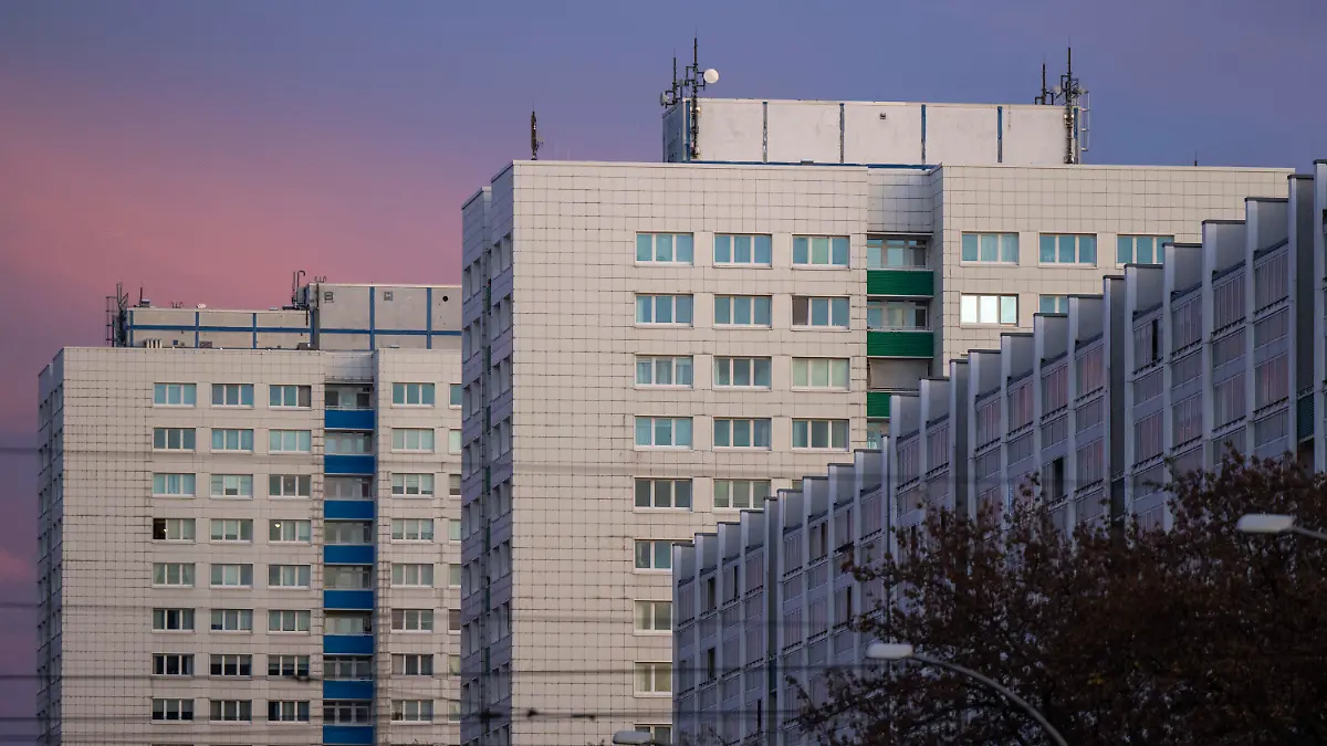 ARCHIV - 11.11.2022, Berlin: Der Himmel verfärbt sich am Abend vor der Kulisse der Hochhäuser im Osten der Stadt. Zehntausende Berliner in Sozialwohnungen sollen gesetzlich vor ungerechtfertigten Mieterhöhungen geschützt werden.  (zu dpa «Mietobergrenze für Sozialwohnungen: Senat bringt Gesetz auf den Weg») Foto: Monika Skolimowska/dpa +++ dpa-Bildfunk +++