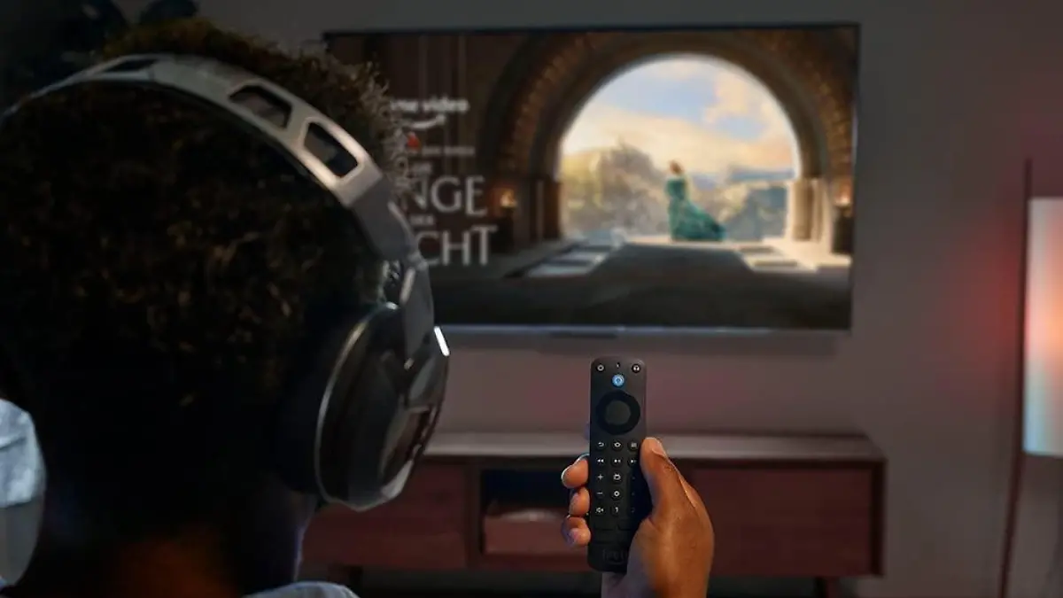 Ein Mann richtet die Alexa-Sprachfernbedienung Pro auf den TV.