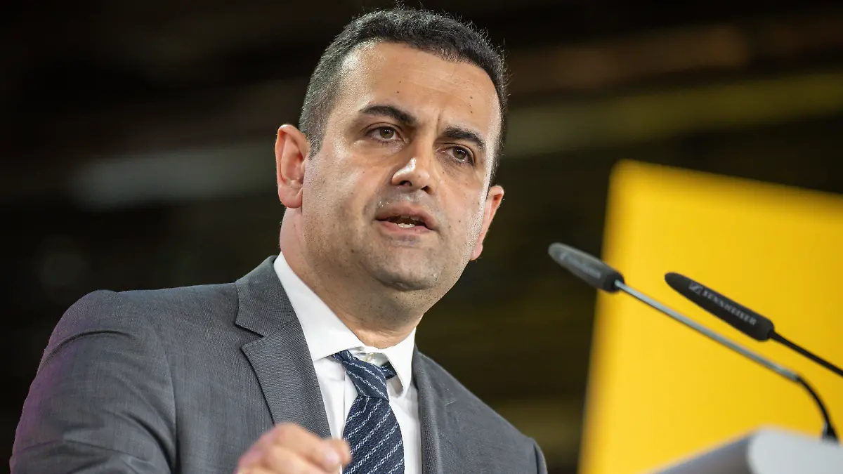 ARCHIV - 24.04.2022, Berlin: Bijan Djir-Sarai, FDP-Generalsekretär spricht beim FDP-Bundesparteitag. Djir-Sarai hat Rufe der Koalitionspartner und der Opposition nach einem weiteren Aussetzen der Schuldenbremse eine Absage erteilt. (zu dpa: «FDP-Generalsekretär: Schuldenbremse ist eine Inflationsbremse») Foto: Michael Kappeler/dpa +++ dpa-Bildfunk +++