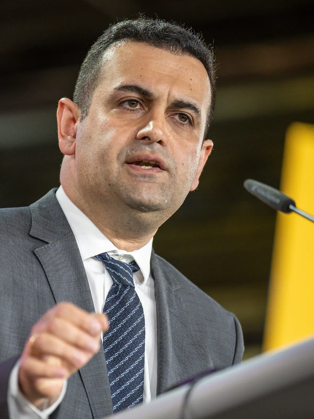 ARCHIV - 24.04.2022, Berlin: Bijan Djir-Sarai, FDP-Generalsekretär spricht beim FDP-Bundesparteitag. Djir-Sarai hat Rufe der Koalitionspartner und der Opposition nach einem weiteren Aussetzen der Schuldenbremse eine Absage erteilt. (zu dpa: «FDP-Generalsekretär: Schuldenbremse ist eine Inflationsbremse») Foto: Michael Kappeler/dpa +++ dpa-Bildfunk +++