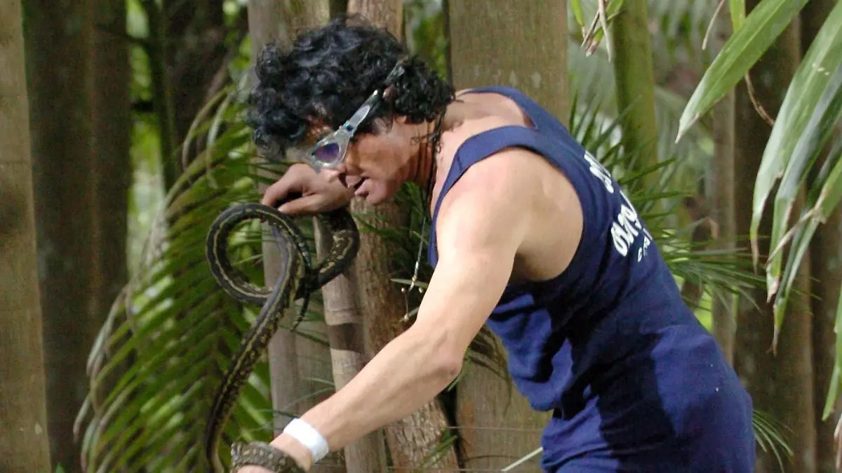Vorsichtig balanciert Costa Cordalis am 9.1.2004 im australischen Dschungel mit Schlangen über glitschige Baumstämme. Mehrmals musste der Teilnehmer der RTL-Reihe "Ich bin ein Star - Holt mich hier raus" bei seiner ersten Prüfung einen See überqueren, um Schlangen aus Kisten zu holen und sie an das andere Ufer zu bringen. Am Ende des ersten Abends landete er zwar im See, aber er hatte auch acht Essensrationen für seine prominenten Mitstreiter "erkämpft"... Das "Überlebenstraining" der Stars beginnt am 9.1.2004 bei RTL.