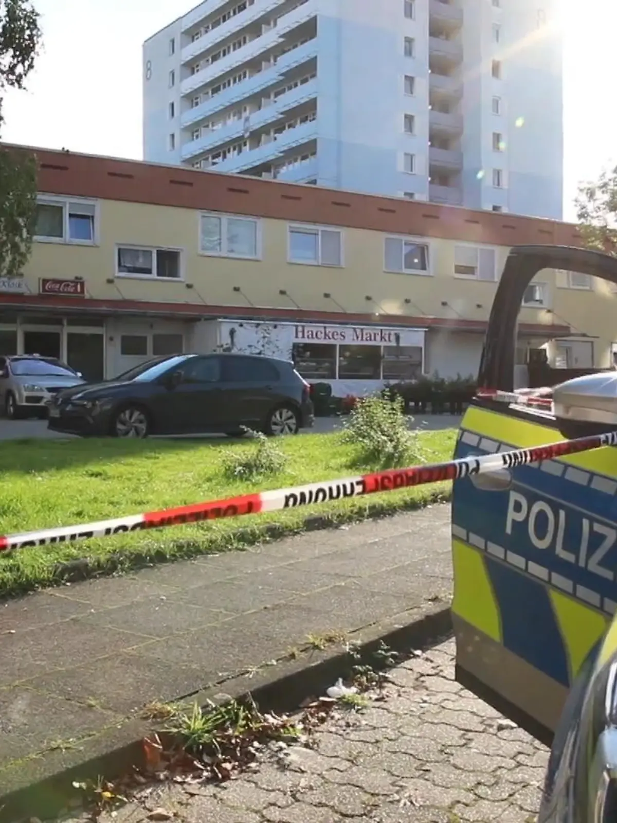 In Dormagen ist ein 36-jähriger Mann in einem Kiosk getötet worden - der Täter flüchtete zunächst. Die Mordkommission ermittelt, ob es einen Zusammenhang zu einer weiteren Tat gibt. Denn kurz darauf wurde am Freitag im 90 Kilometer entfernten Breitscheid (Kreis Neuwied) auf eine Mutter und deren Tochter geschossen. Beide wurden schwer verletzt. Der Mann (55), der für BEIDE Taten verantwortlich sein könnte, wurde später tot aufgefunden. Er hat offenbar Selbstmord begangen.