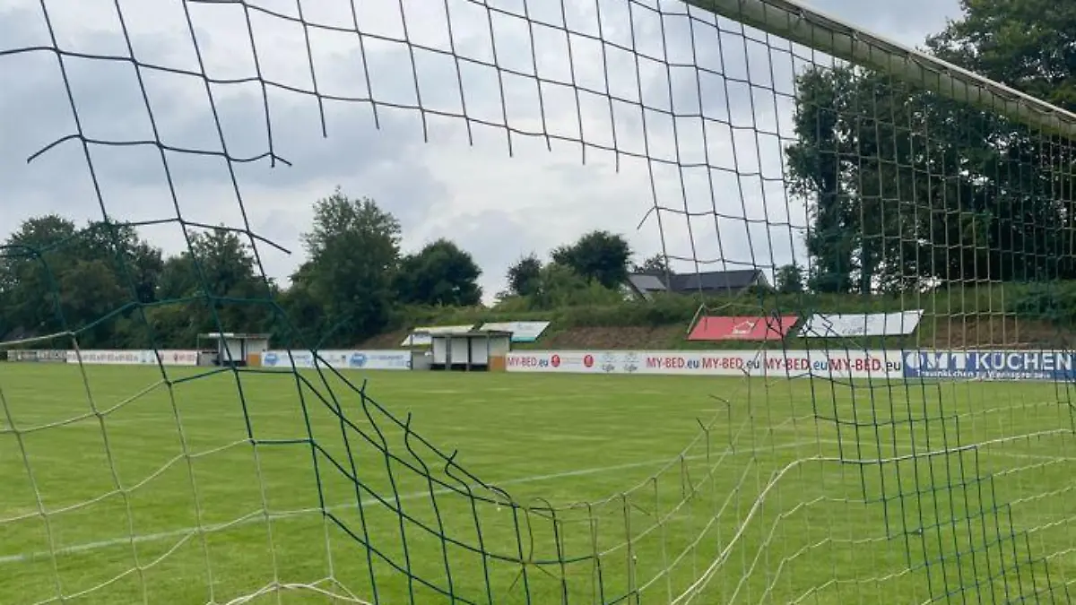 Hier wäre kein Ball ins Netz gegangen: Das zerstörte Tor auf dem Vereins-Platz in Dassendorf.