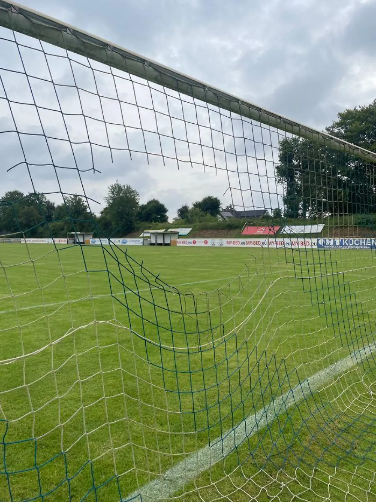 Hier wäre kein Ball ins Netz gegangen: Das zerstörte Tor auf dem Vereins-Platz in Dassendorf.
