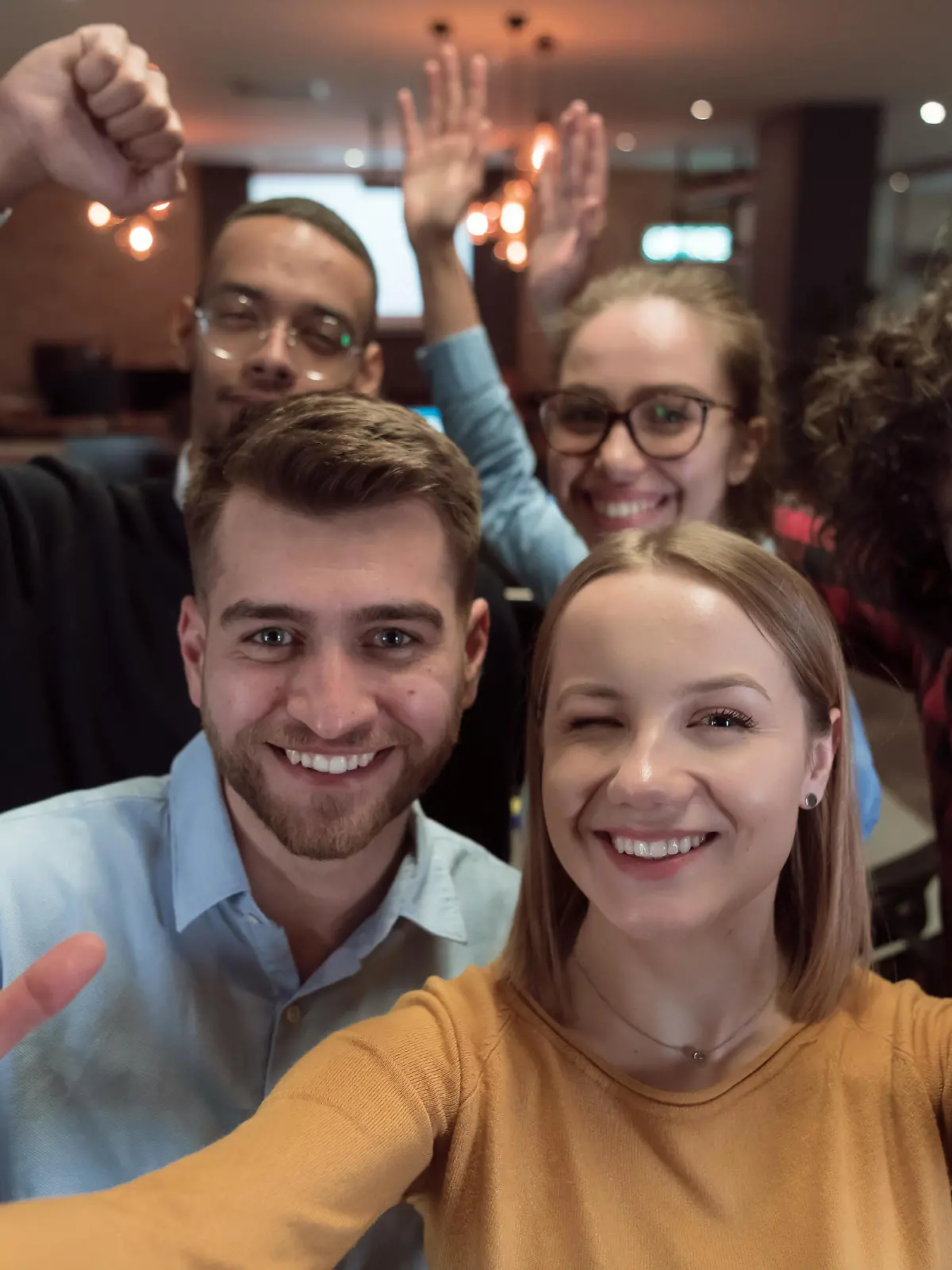 Group of business people during a break from the work taking selfie picture while enjoying free time in relaxation area at modern open plan startup office. Selective focus. High-quality photo || Modellfreigabe vorhanden
