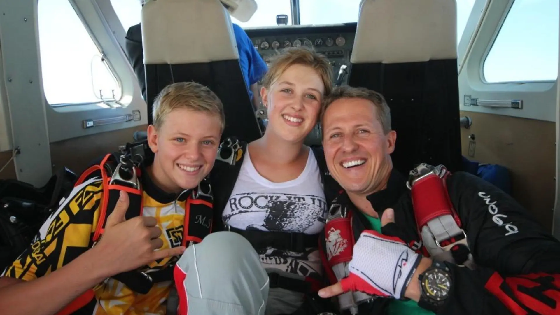 HANDOUT - 16.01.2020, ---: Der frühere Formel-1-Rennfahrer Michael Schumacher (r) und seine Kinder Mick Schumacher und Gina-Maria Schumacher in einer Szene der Netflix-Dokumentation "Schumacher" (undatierte Filmszene). Der Film ist auch ein Geschenk seiner Familie an den Sport-Superstar, dessen Schicksal viele Menschen bewegt. Erstmals spricht seine Frau über die Zeit nach dem Skiunfall. (zu dpa «Jeder vermisst Michael»: Schumacher-Film über Triumphe und Tragödie") Foto: Privat/Netflix/dpa - ACHTUNG: Nur zur redaktionellen Verwendung im Zusammenhang mit einer Berichterstattung über das Streaming des Films und nur mit vollständiger Nennung des vorstehenden Credits +++ dpa-Bildfunk +++