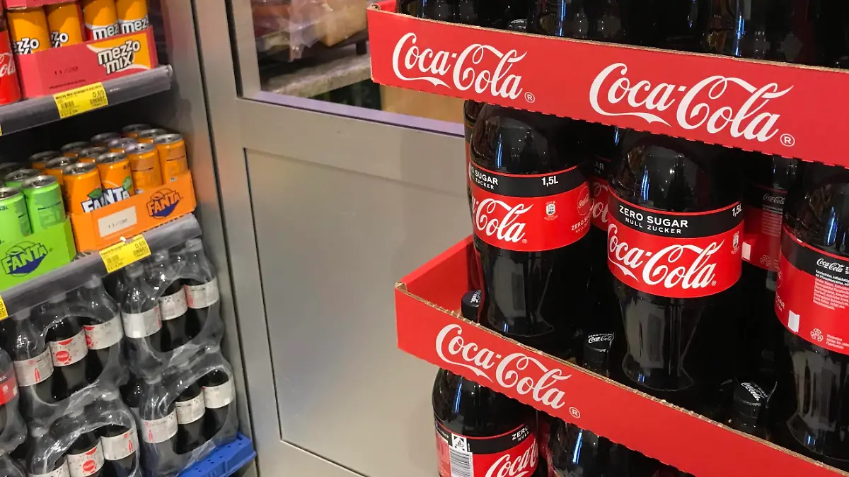 Coca Cola in einer Edeka Filiale in Hamburg 28.01.2019 *** Coca Cola in an Edeka branch in Hamburg 28 01 2019 